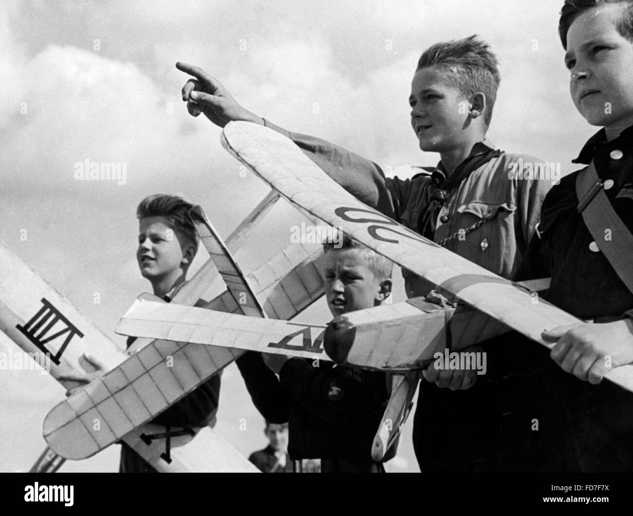 HJ miembros con modelos de aviones, 1940 Foto de stock