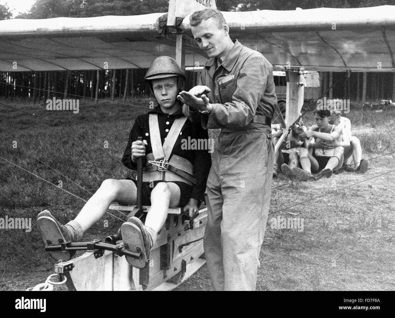 Flieger-HJ miembros con instructores antes de un vuelo de entrenamiento en Perleberg, 1939 Foto de stock