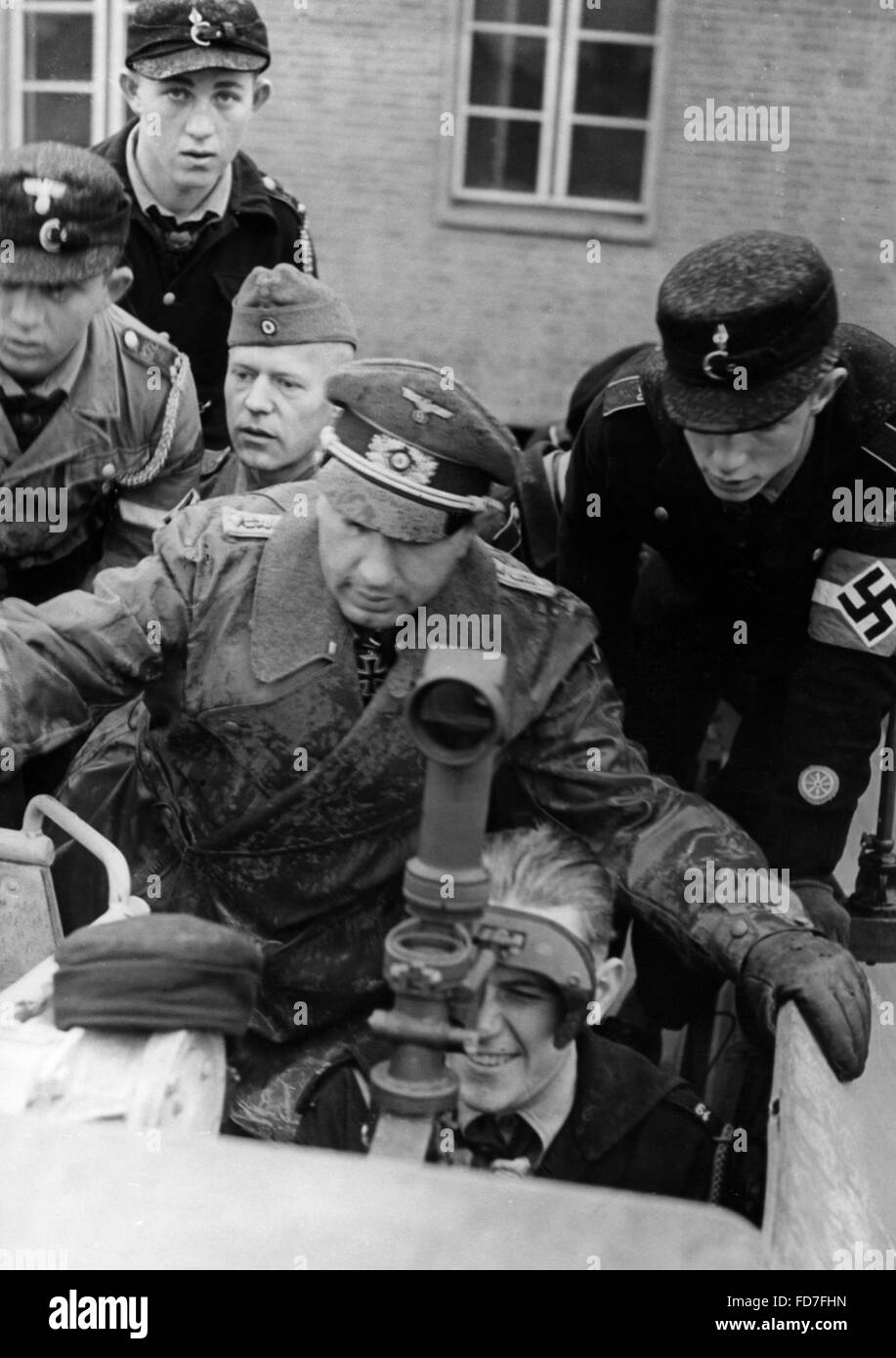HJ ejercicio con la Wehrmacht, 1943 Foto de stock