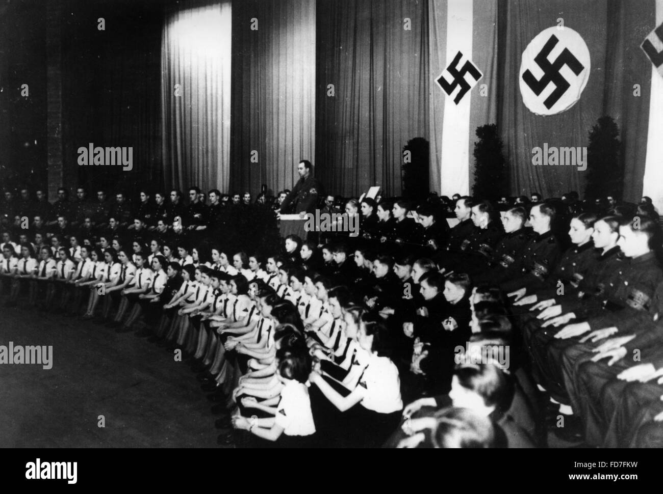 Los festejos de la entrada a las Juventudes Hitlerianas, Berlín 1945 Foto de stock