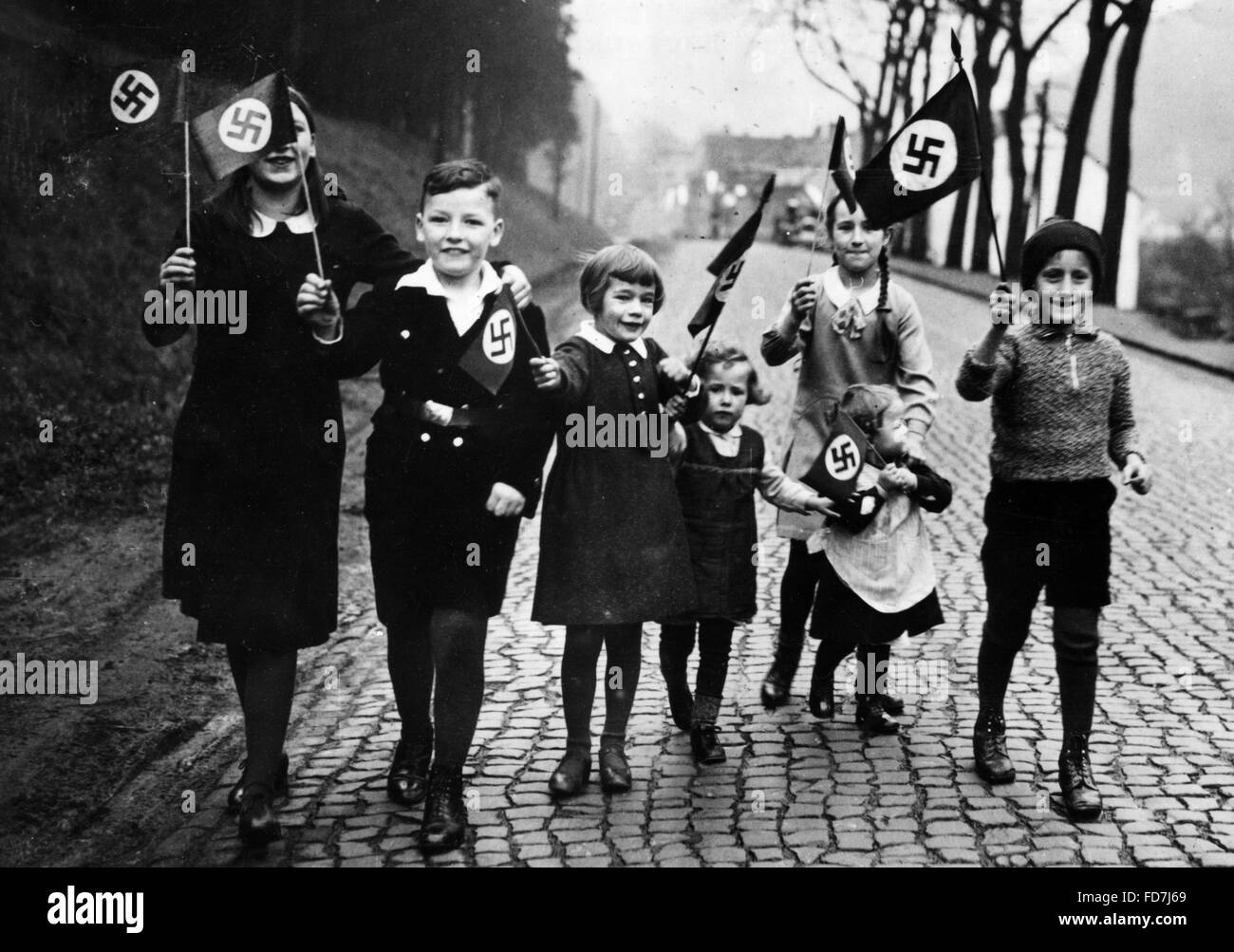 los-ninos-con-banderas-de-la-esvastica-en-einoed-en-sarre-1930-fd7j69.jpg