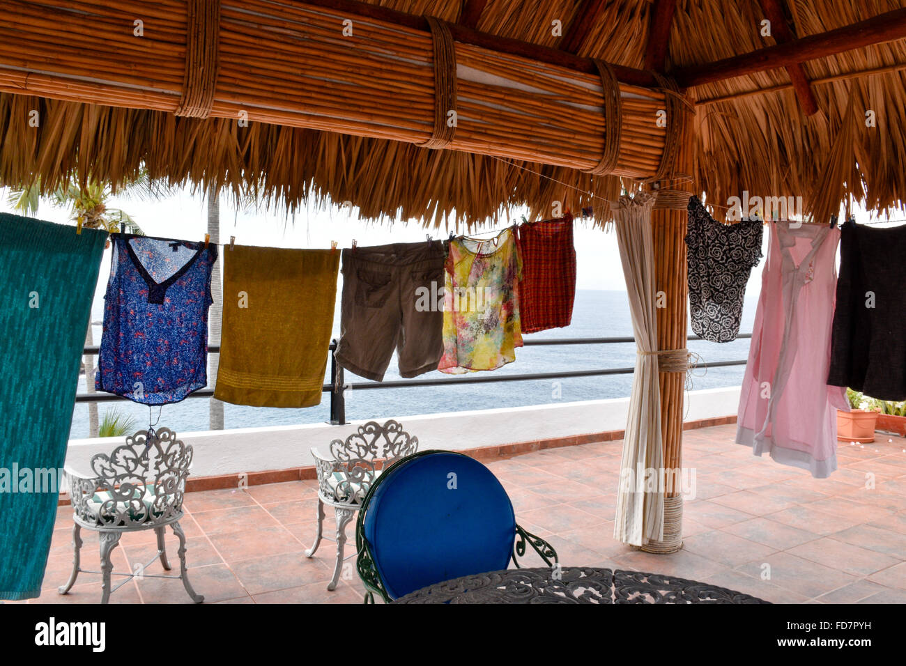 Laundry clothesline rooftop fotografías e imágenes de alta resolución -  Alamy