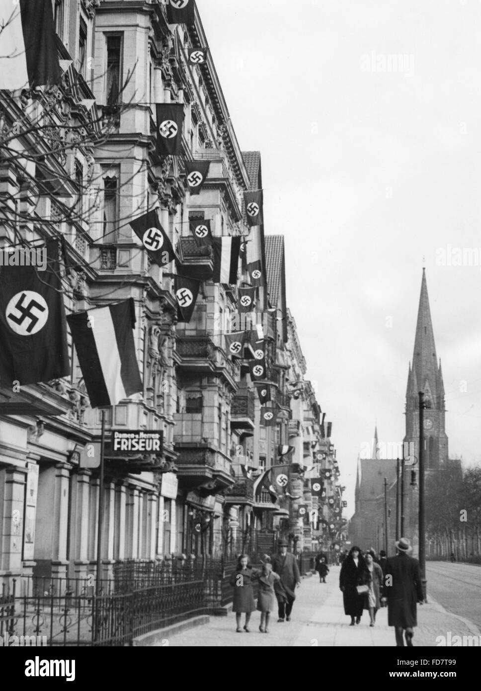 Decoración con banderas en Heldengedenktag (Día de Conmemoración de los Héroes) en Berlín, 1935 Foto de stock