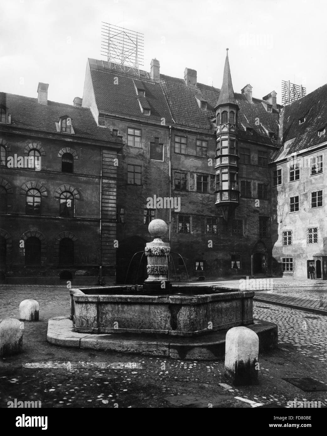 El Alter Hof con fuente en Munich, alrededor de 1900 Foto de stock