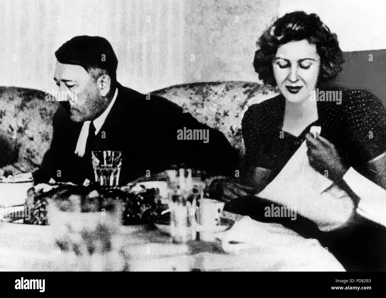 Adolf Hitler con Eva Braun, 1930 Foto de stock