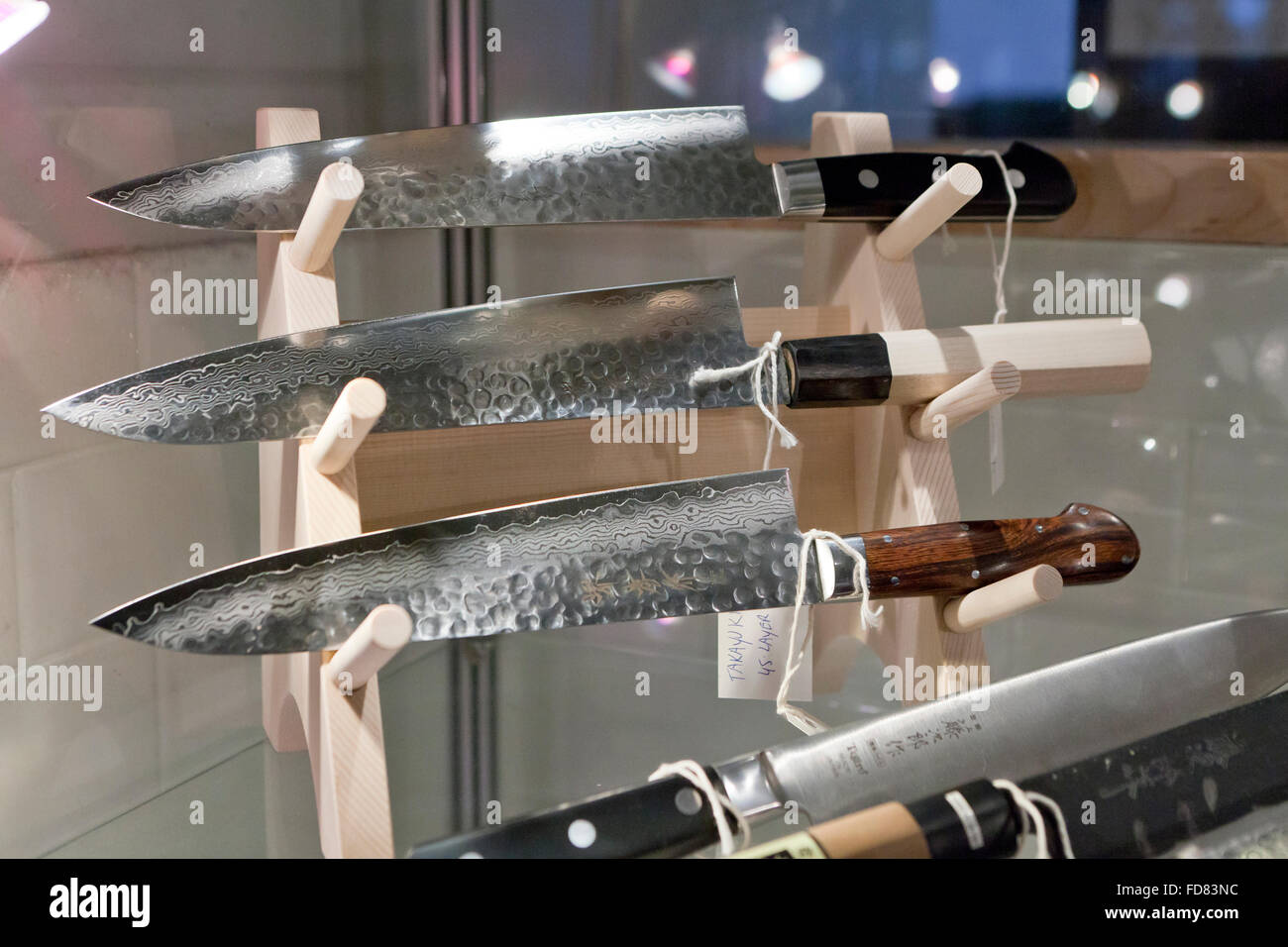 Cuchillos de cocina japoneses hechos a mano en la pantalla caso Foto de stock