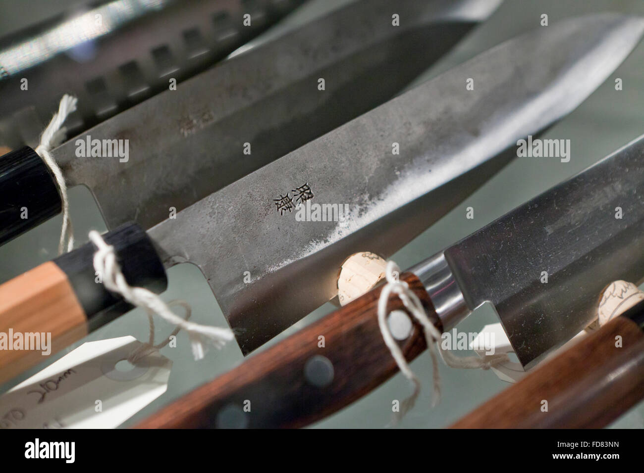 Cuchillos de cocina japoneses hechos a mano en la pantalla caso Fotografía  de stock - Alamy