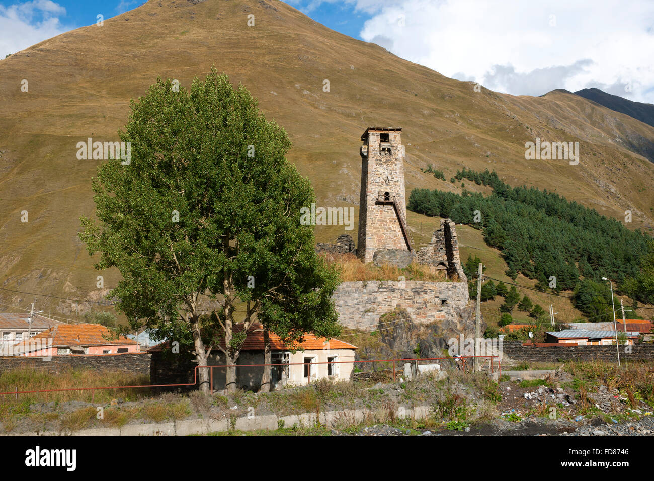 Georgien, Mtskheta-Mtianeti, Ortschaft Sno im gleichnamigen Tal südlich von Stepansminda, Wehrturm aus dem 16. Jahrhundert. Foto de stock