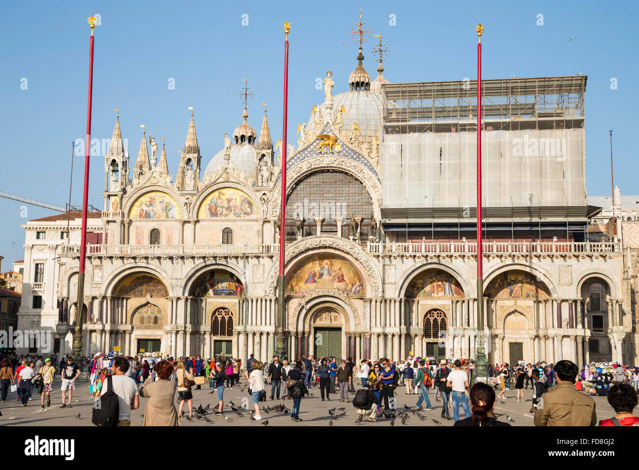 Las personas que están cerca de la Basilica di San Marco, en la plaza de San Marcos Foto de stock