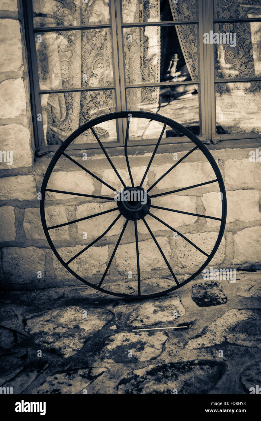 Foto de dos tonos de un viejo vagón de la rueda. Foto de stock
