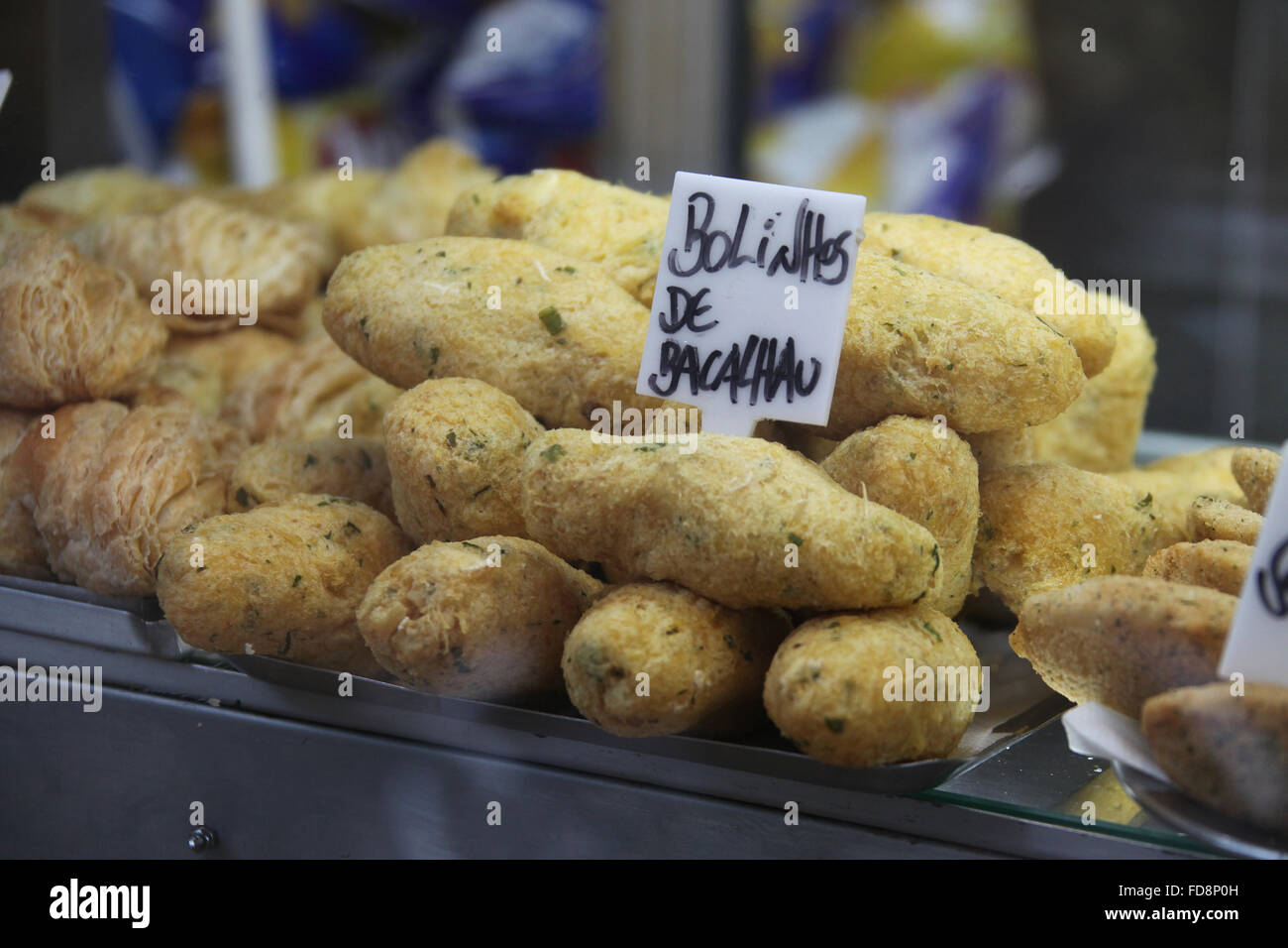 Pasteles de pescado portugués llamado bolinhos de bacalhau en venta en Porto Foto de stock