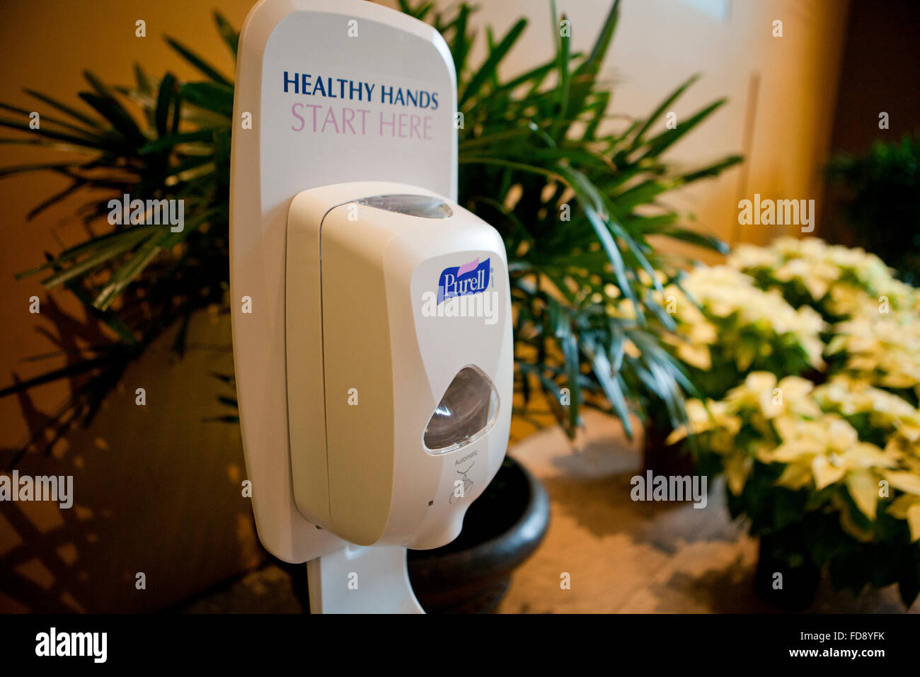 Hand sanitizer dispenser fotografías e imágenes de alta resolución - Alamy