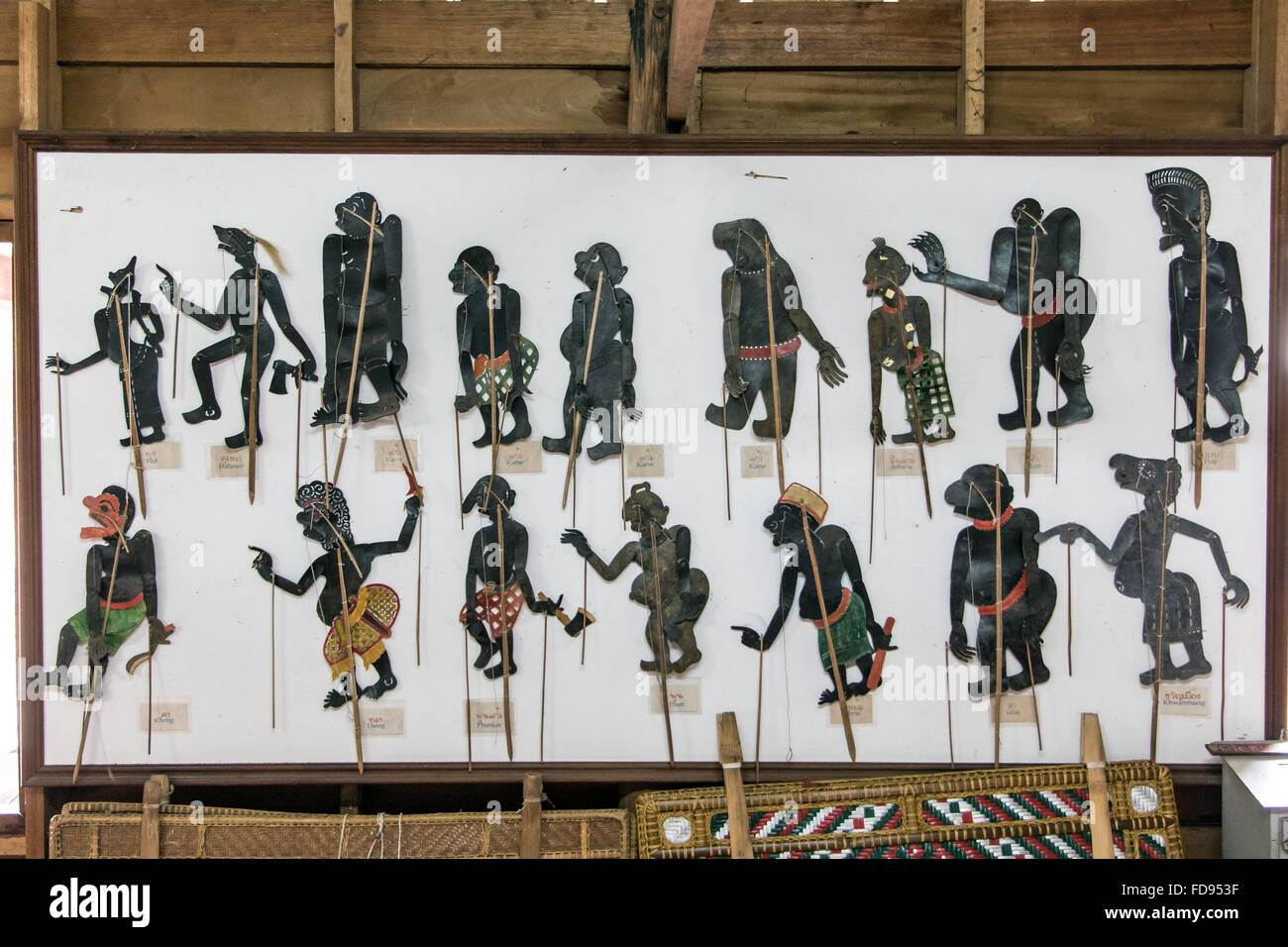 Exposición de figuras del teatro de sombras en el museo Fotografía de stock  - Alamy