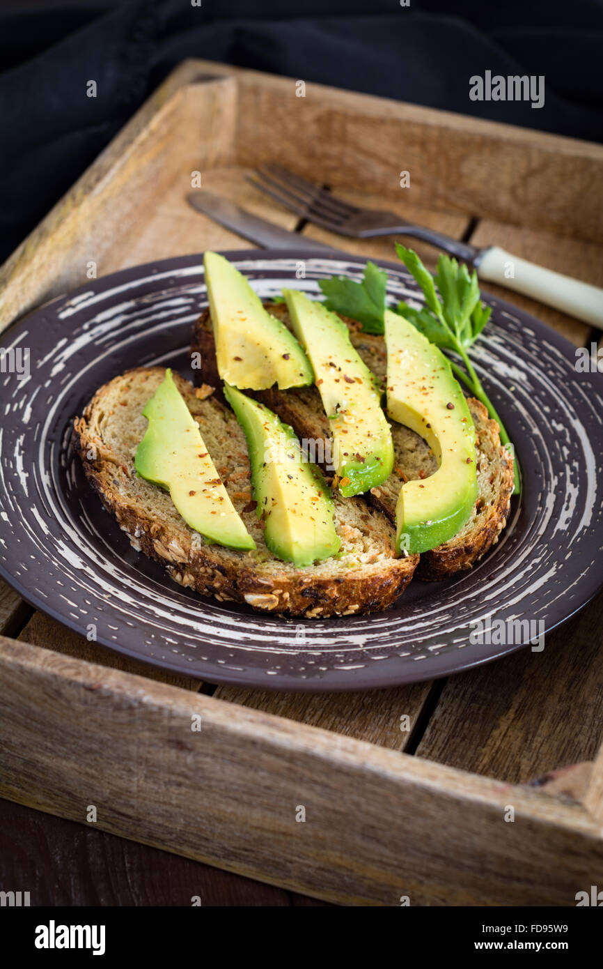 Pan Tostado Con Rodajas De Aguacate En El Plato Desayuno Saludable Dieta Baja En Calorías Comida Merienda O Almuerzo Fotografía De Stock Alamy<script async src=
