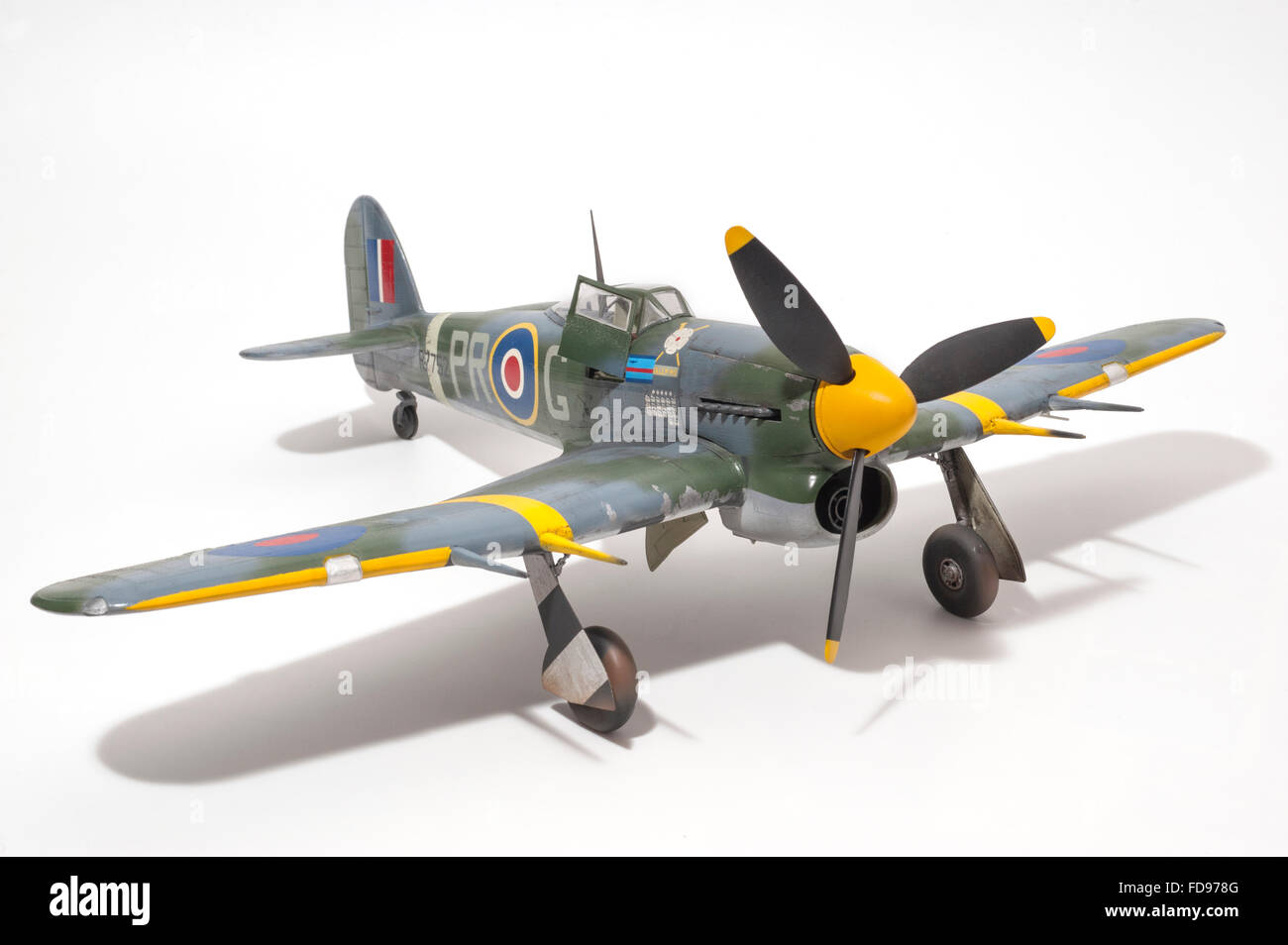 Hawker Typhoon Mk 1B, aviones de la segunda guerra mundial, la RAF marcas.  1:32 modelo de escala fina sobre fondo blanco studio Fotografía de stock -  Alamy