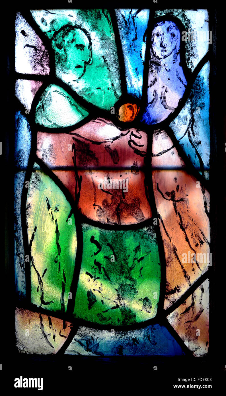 Tudeley, Tonbridge, Kent, UK. La Iglesia de todos los santos. Vidriera de Marc Chagall - Eva ofrece el fruto prohibido Adán Foto de stock