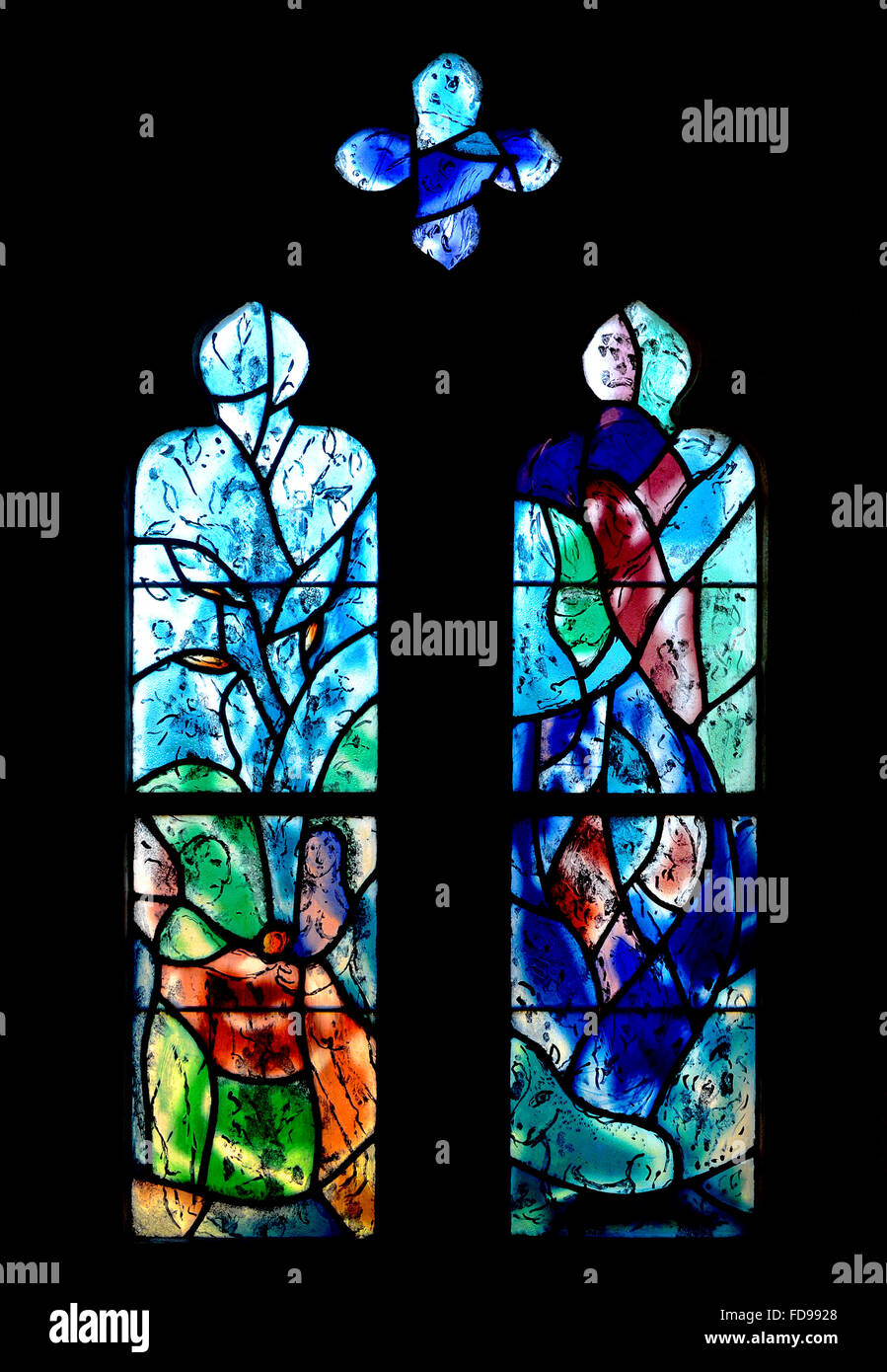 Tudeley, Tonbridge, Kent, UK. La Iglesia de todos los santos. Vidriera de Marc Chagall - Eva ofrece el fruto prohibido Adán Foto de stock
