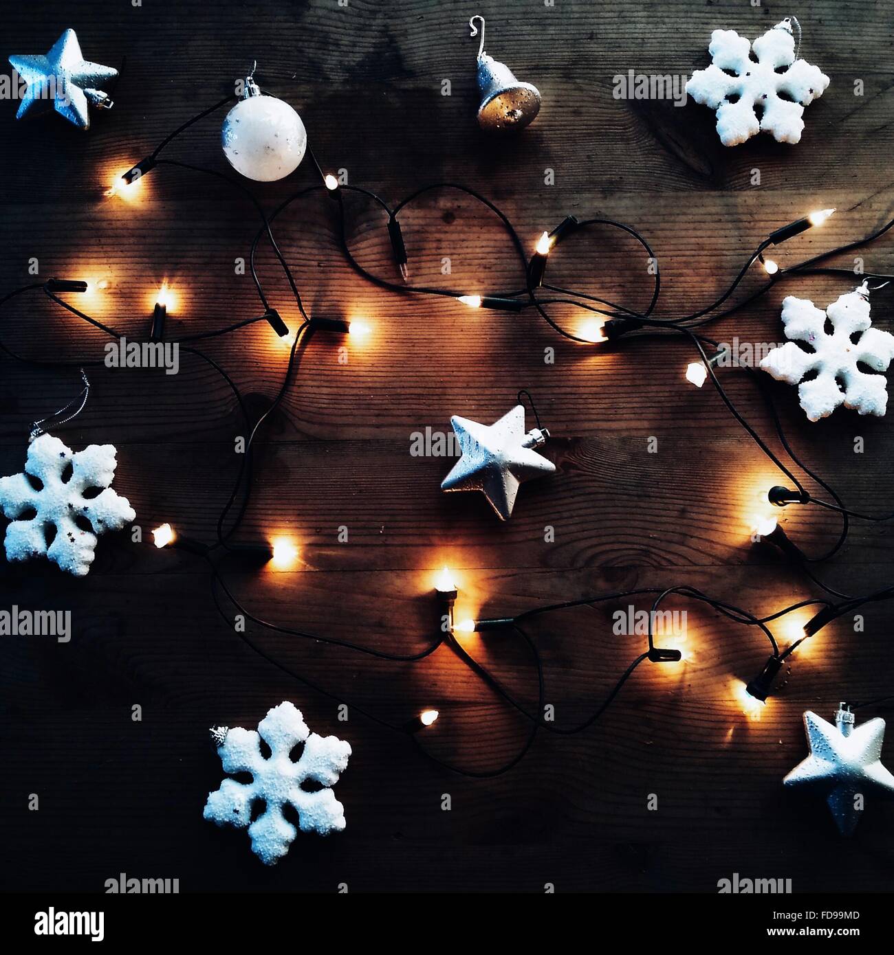 Las luces de hadas y decoraciones de Navidad Foto de stock