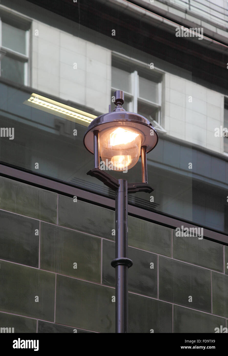 Recientemente reformado, el gas original lámpara de la calle en Piccadilly, Londres, Reino Unido. Siempre alimentada por gas. Foto de stock