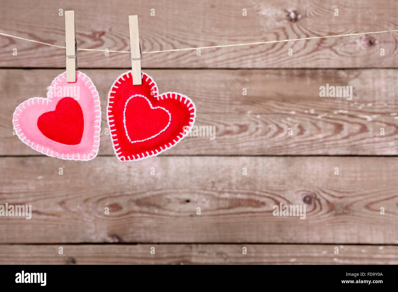 Tendedero con un lindo día de San Valentín corazones decoraciones sobre un fondo rústico. Foto de stock
