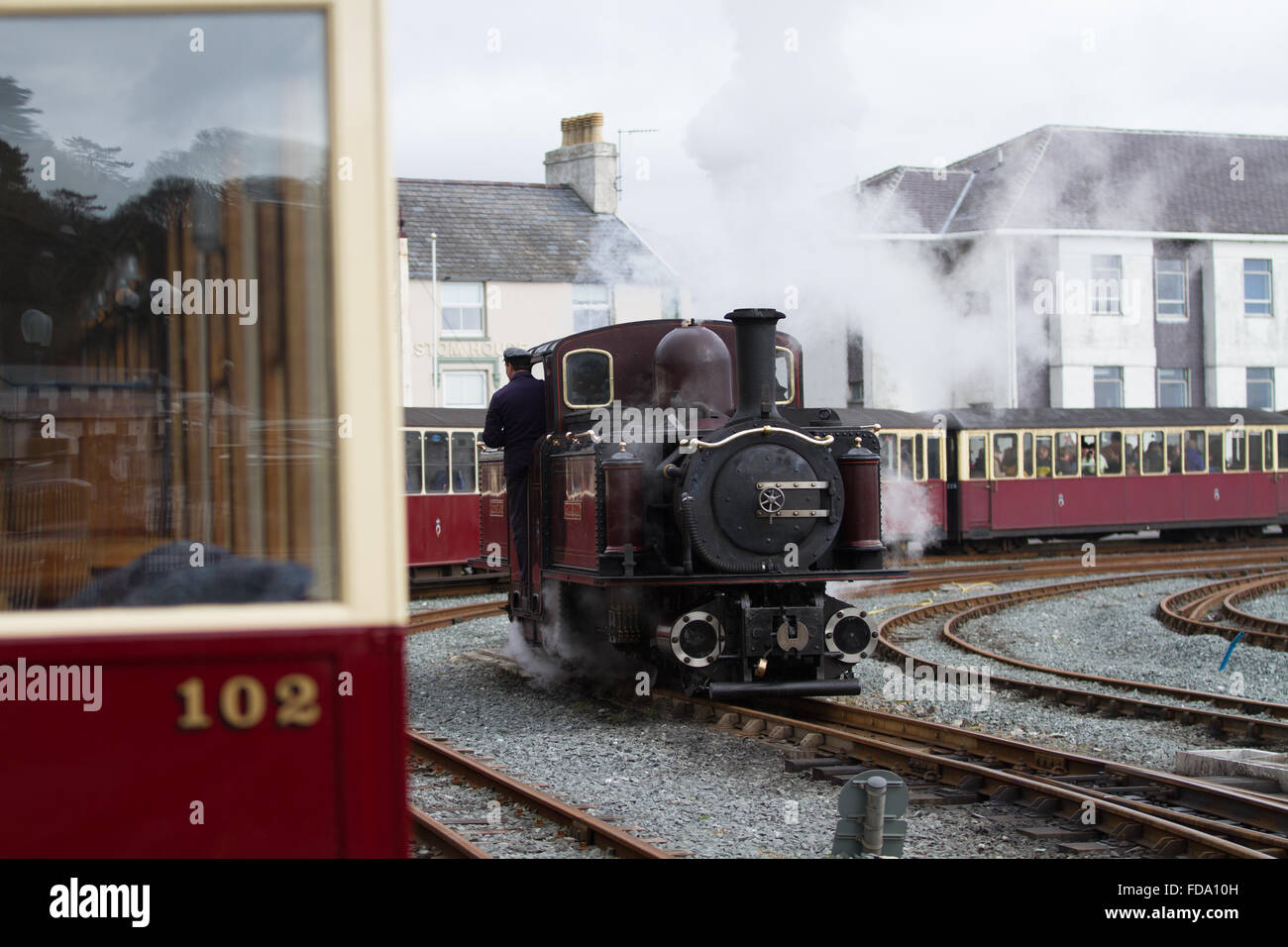 Uno de los famosos Ffestiniog Railway Fairlie motores dobles recorre su tren en Porthmadog Foto de stock