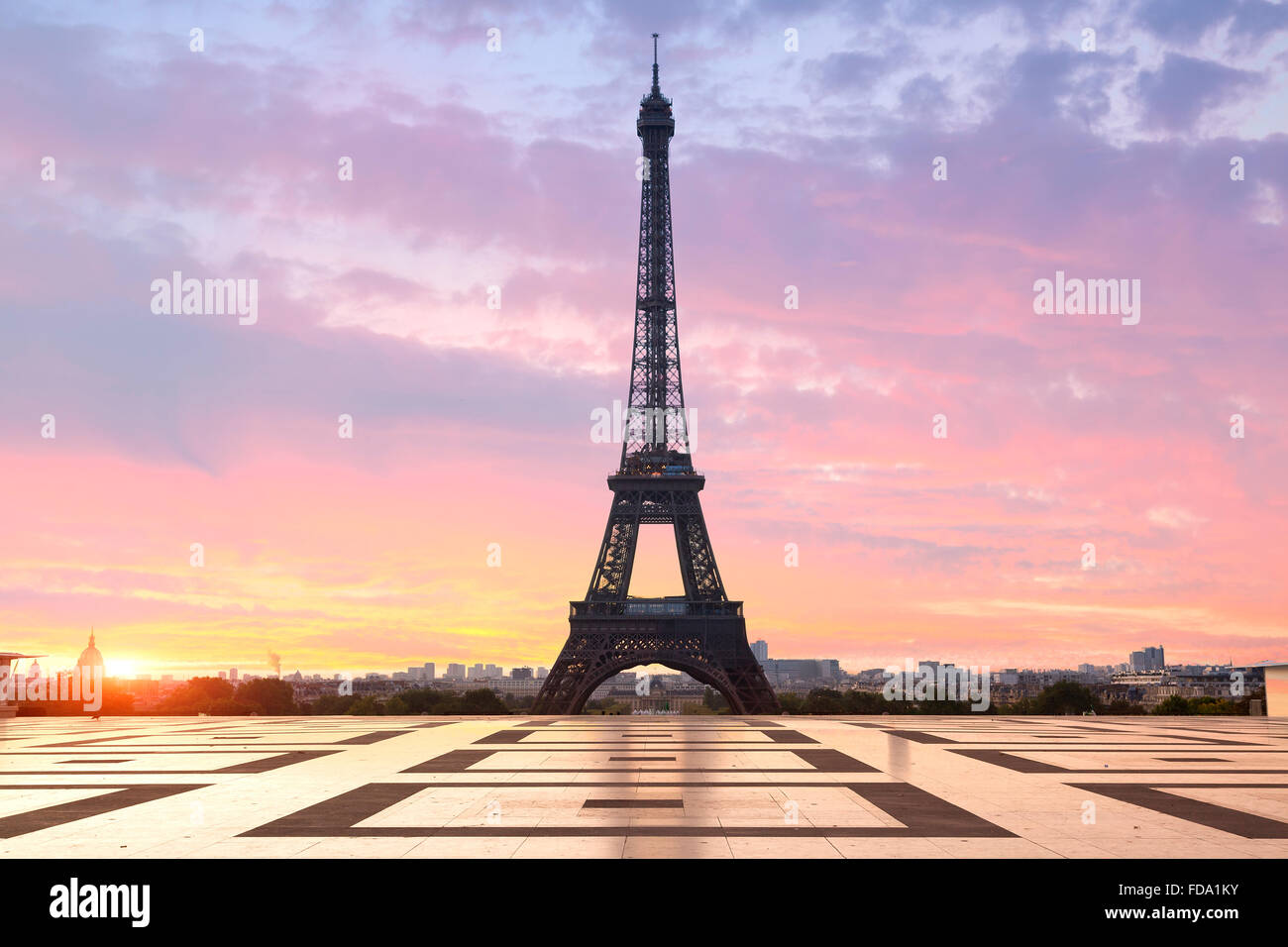 París, la torre Eiffel al amanecer. Foto de stock