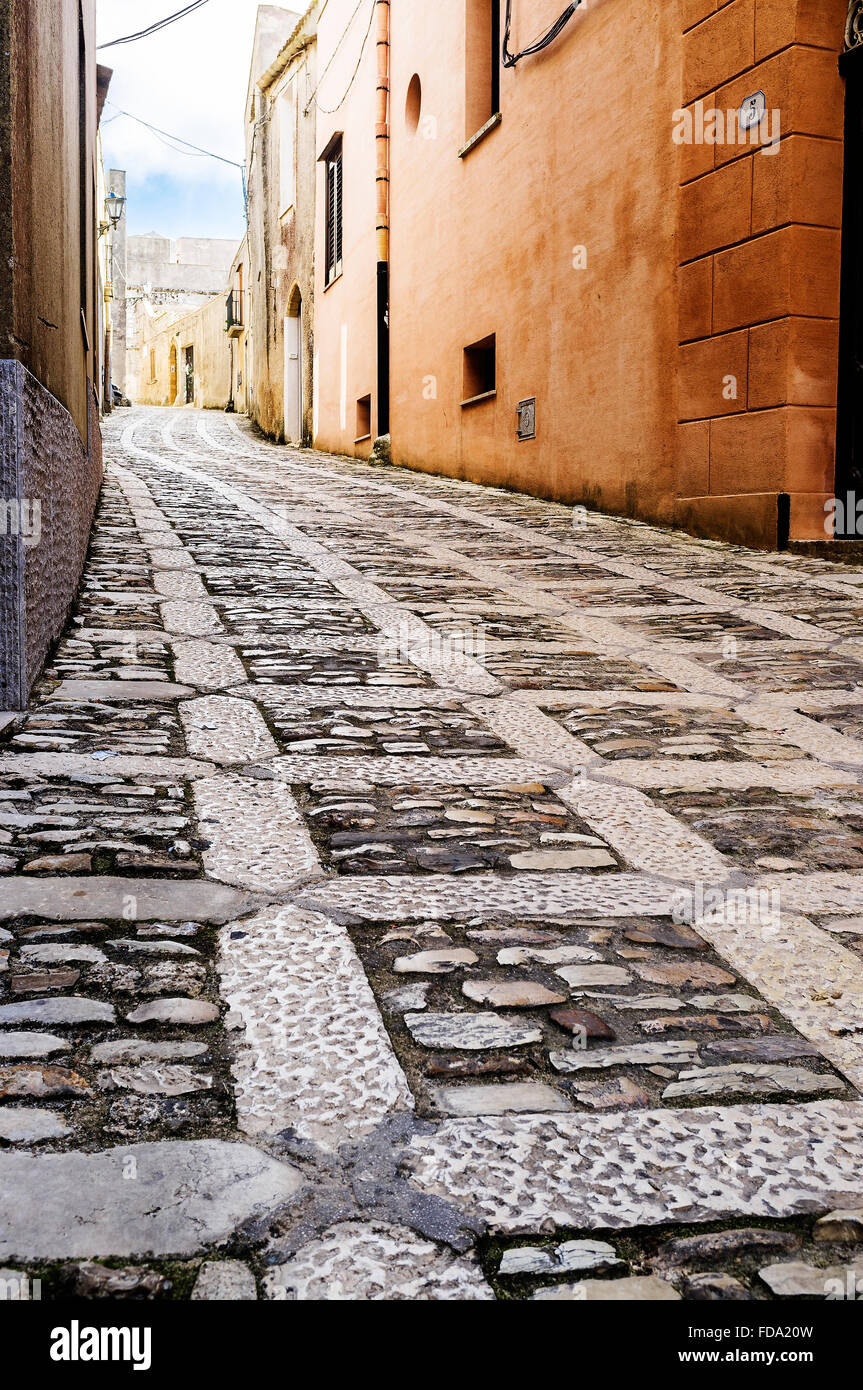 Calle de adoquines y muros exteriores en Erice, histórica ciudad y comuna en la provincia de Trapani, Sicilia. Foto de stock