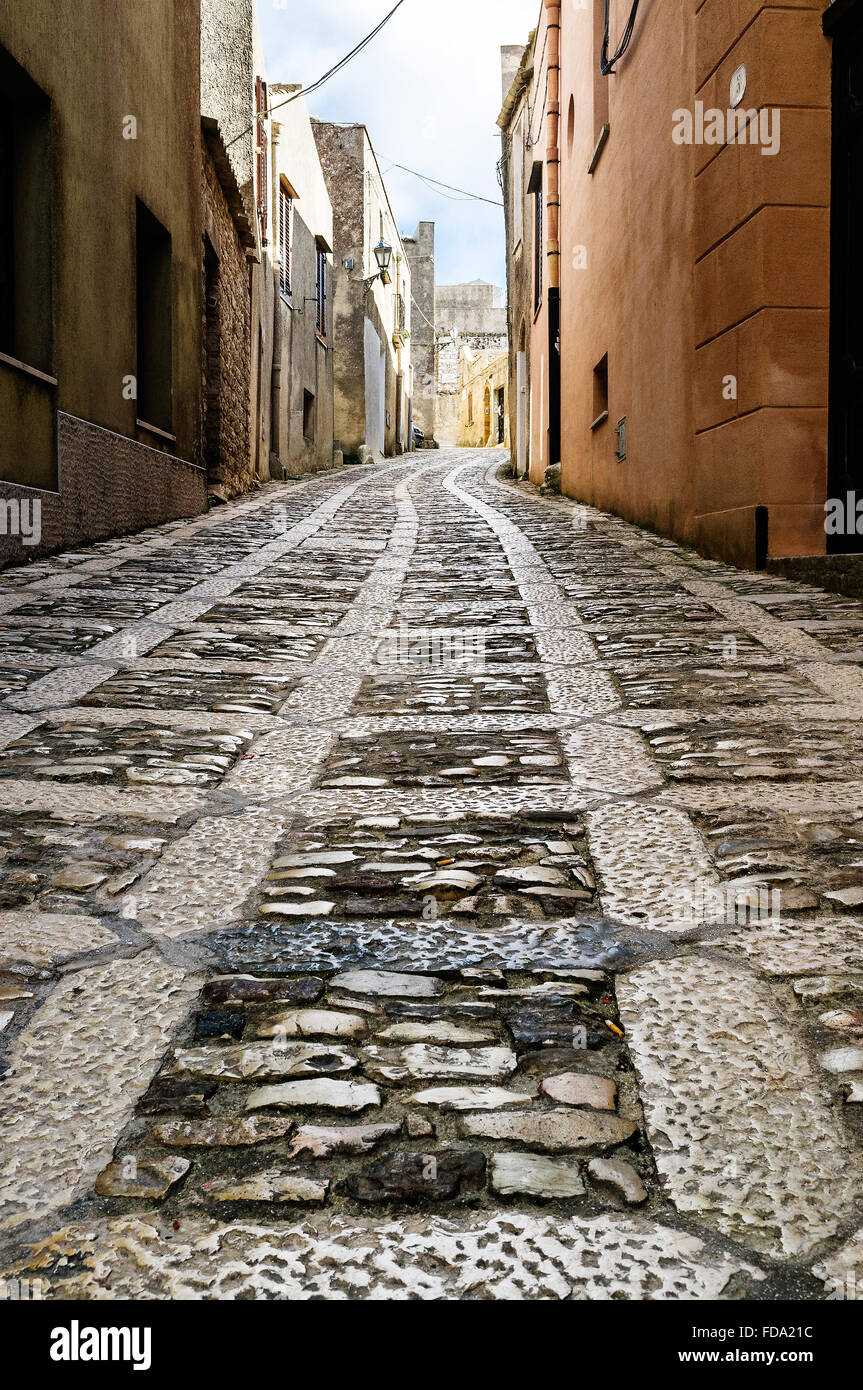Calle de adoquines y muros exteriores en Erice, histórica ciudad y comuna en la provincia de Trapani, Sicilia. Foto de stock