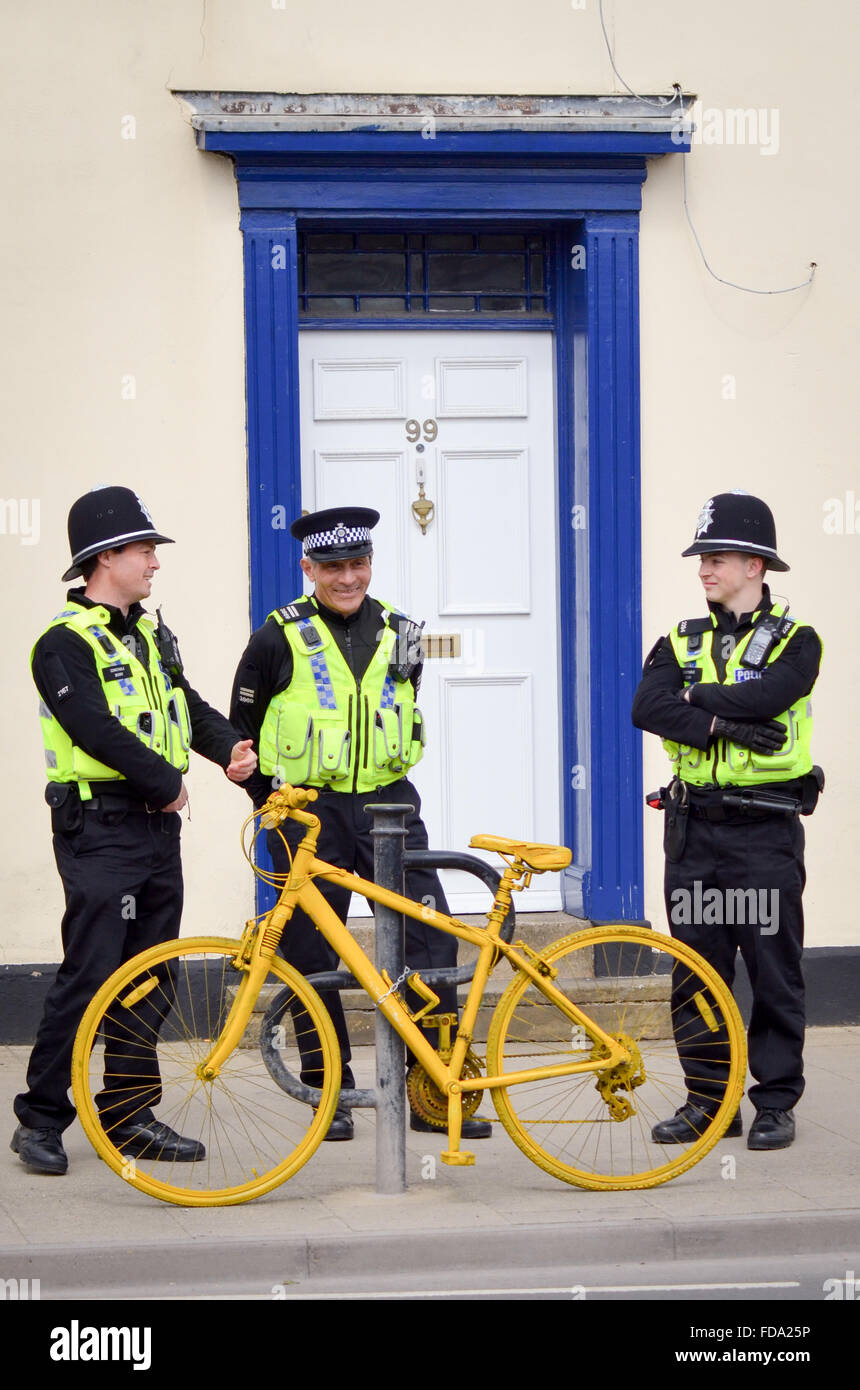 Policía y bicicleta amarilla Foto de stock