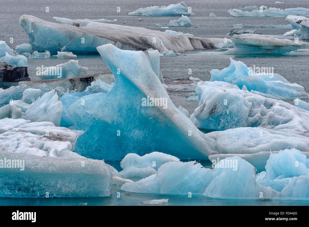 Flotan icebergs azules en la laguna glaciar Jökulsárlón, Región Sur, Islandia Foto de stock