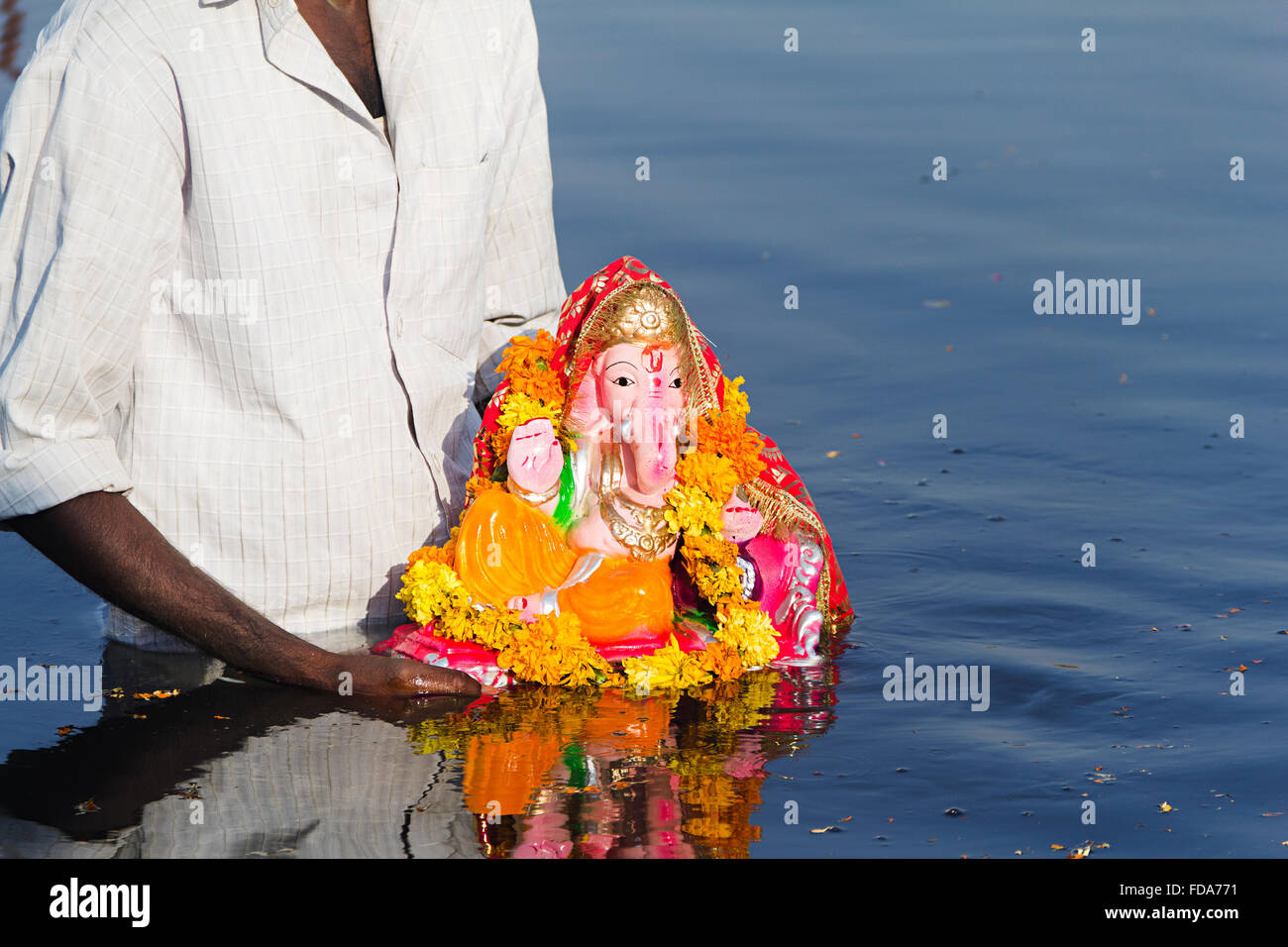 1 Adulto hombre estatuas de dioses Ganpati Ganesh Chaturthi Río Ahogamiento Foto de stock