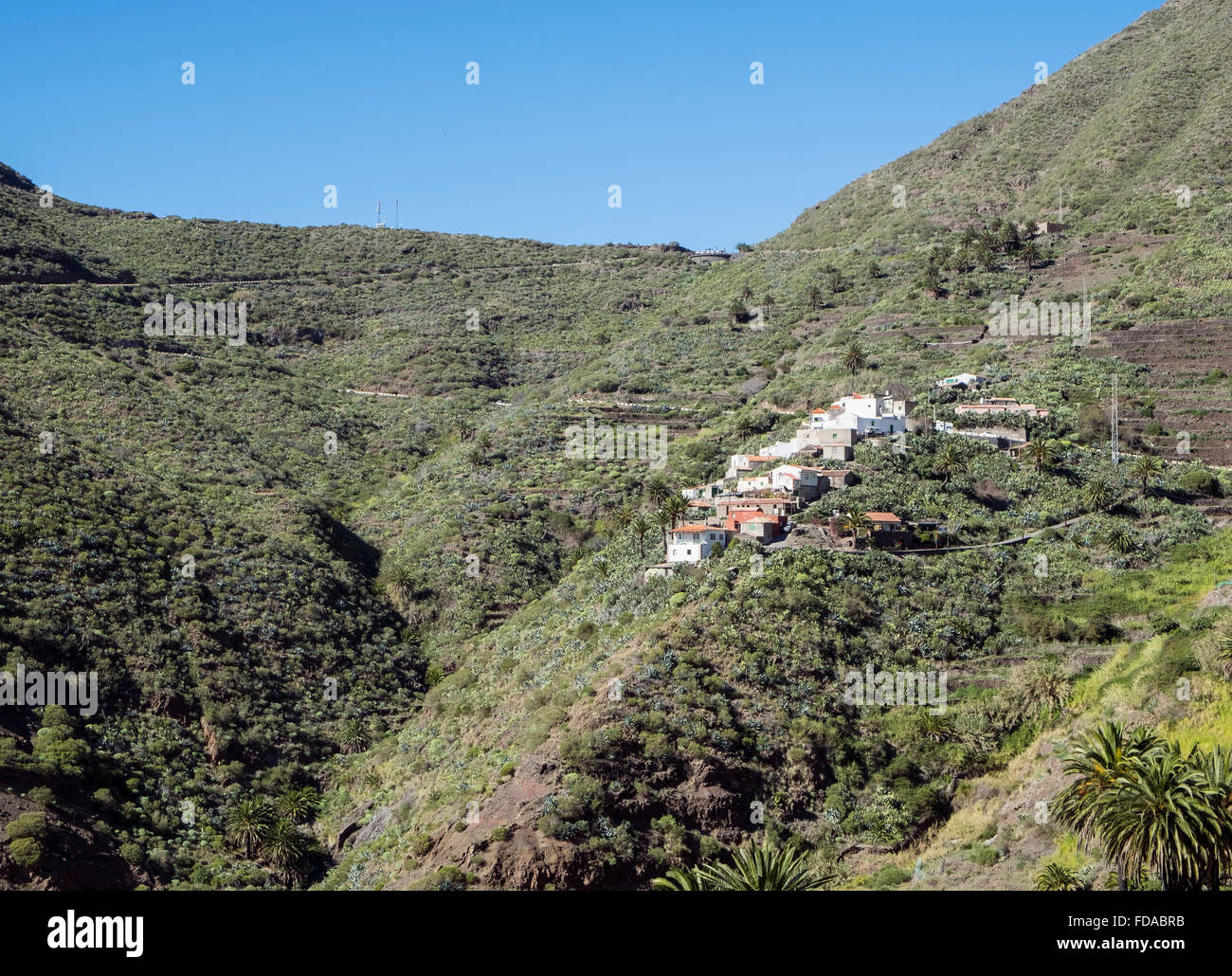 Aldea en ladera de montaña. Masca, Tenerife. Foto de stock