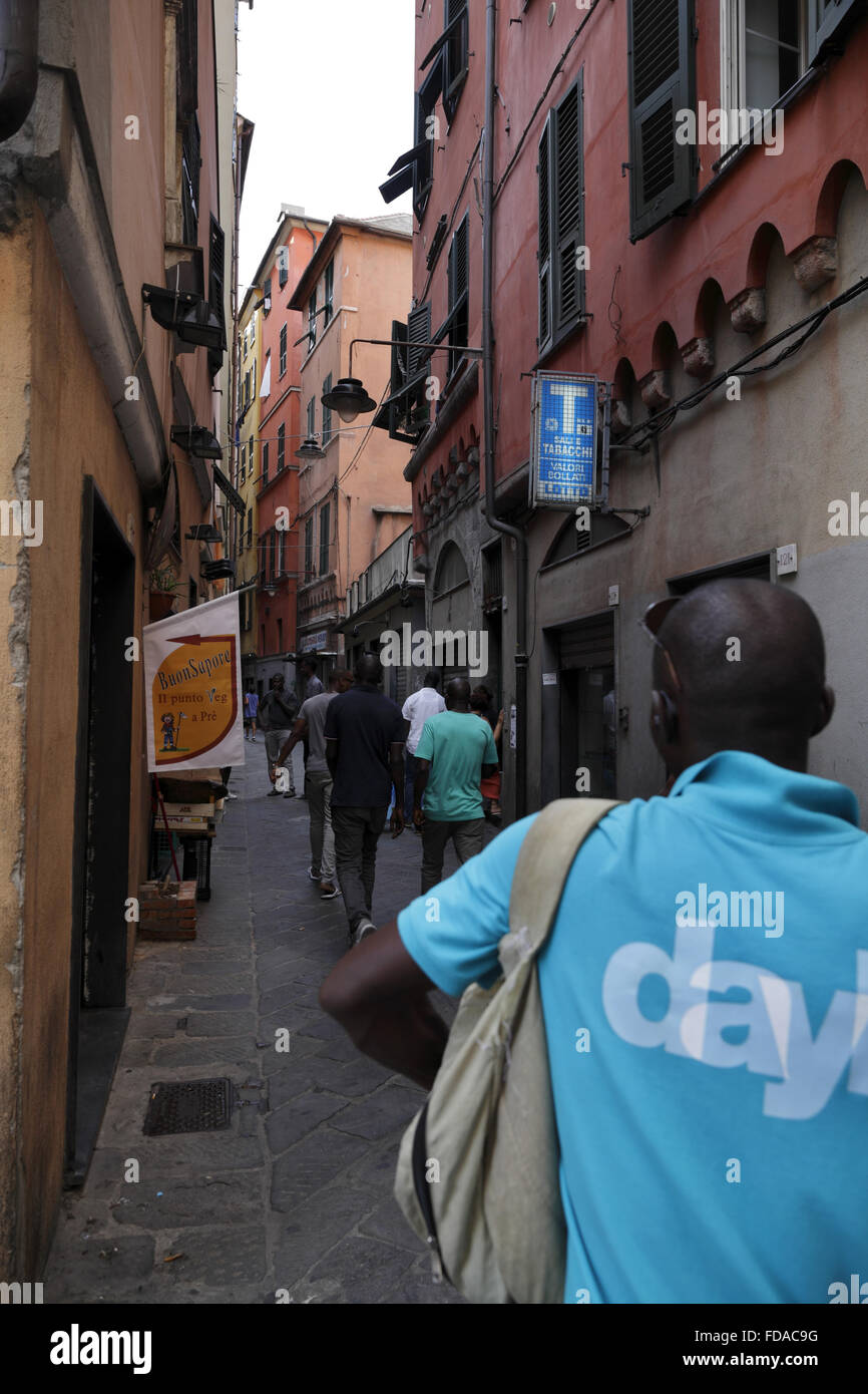 Genova Italia La Gente En Las Calles Del Centro Historico De Genova Fotografia De Stock Alamy