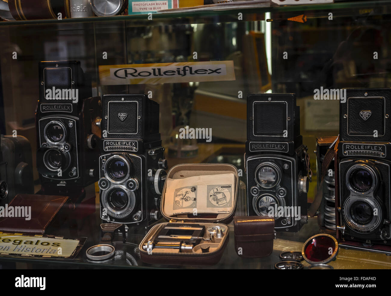 Vista de una antigua ventana cámaras en una tienda de una calle de la ciudad de Madrid, España Foto de stock