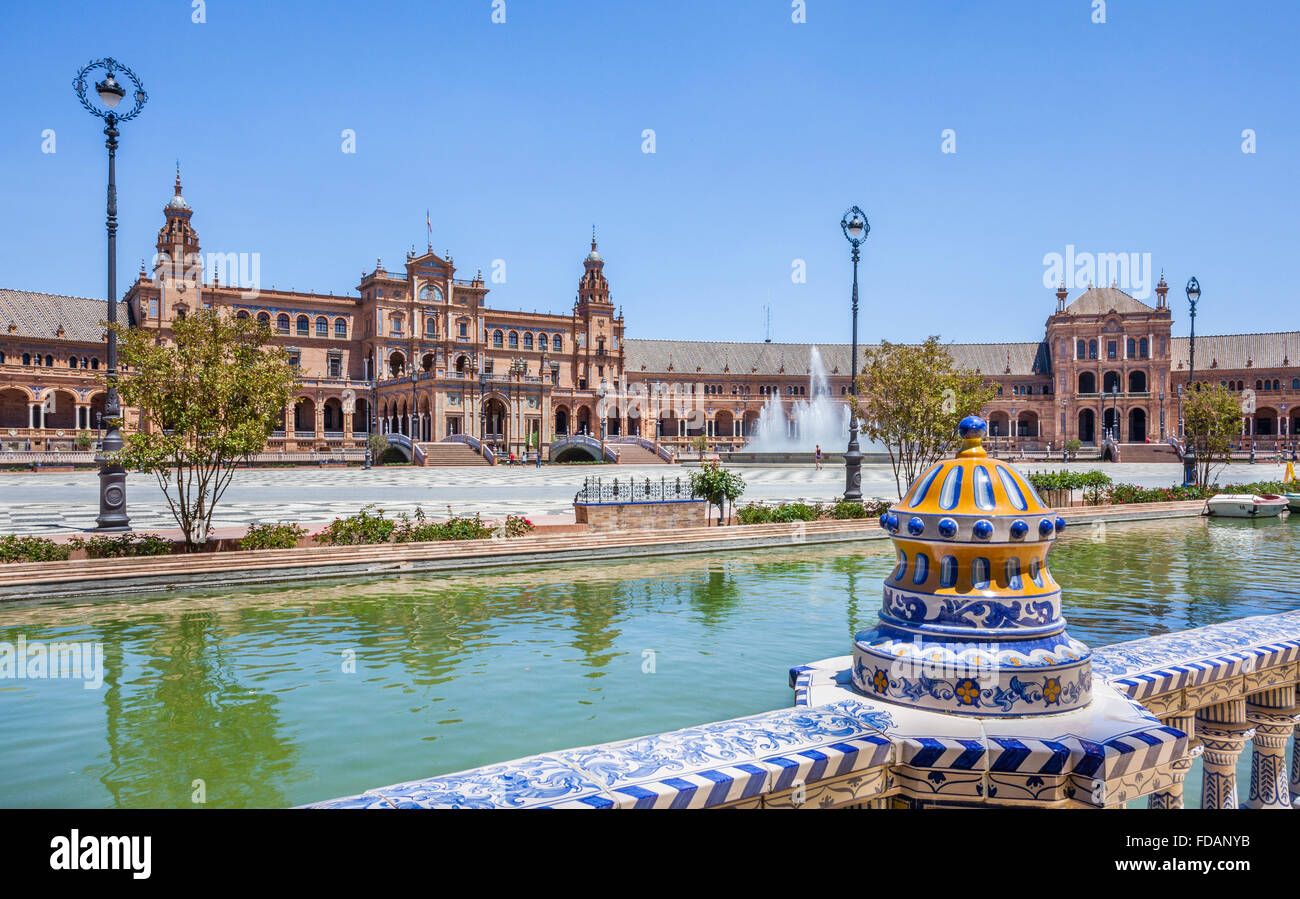 España, Andalucía, provincia de Sevilla, Sevilla, Plaza de España, la vista del foso y Vicente Traver Trevi Foto de stock