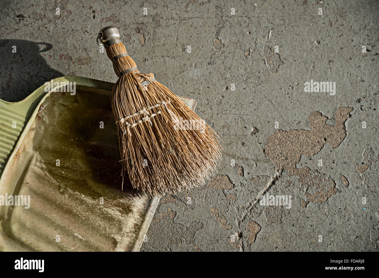 Bandeja de polvo y el cepillo sobre suelo de cemento Foto de stock