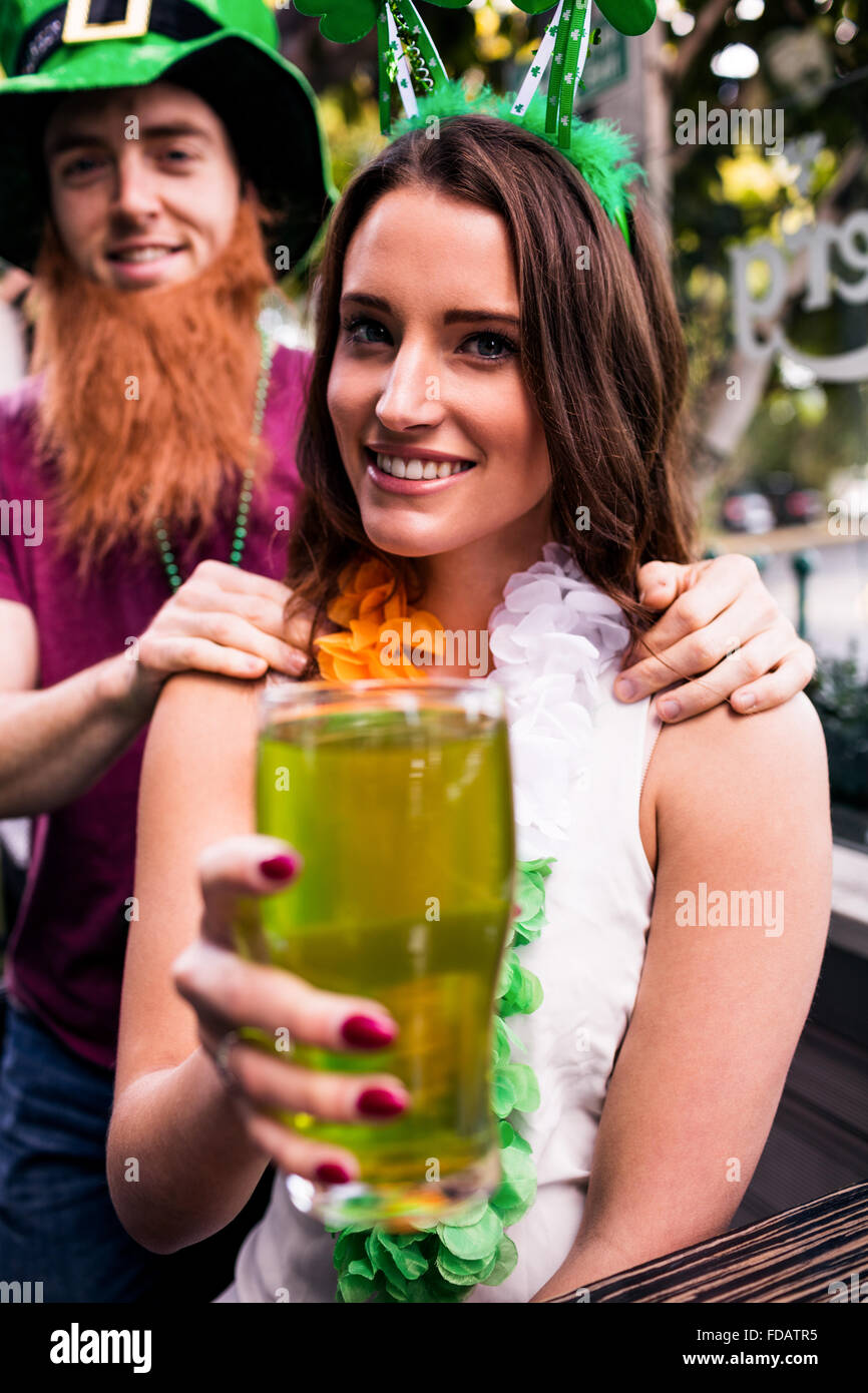 Mujer sosteniendo un encubierto pinta verde Foto de stock