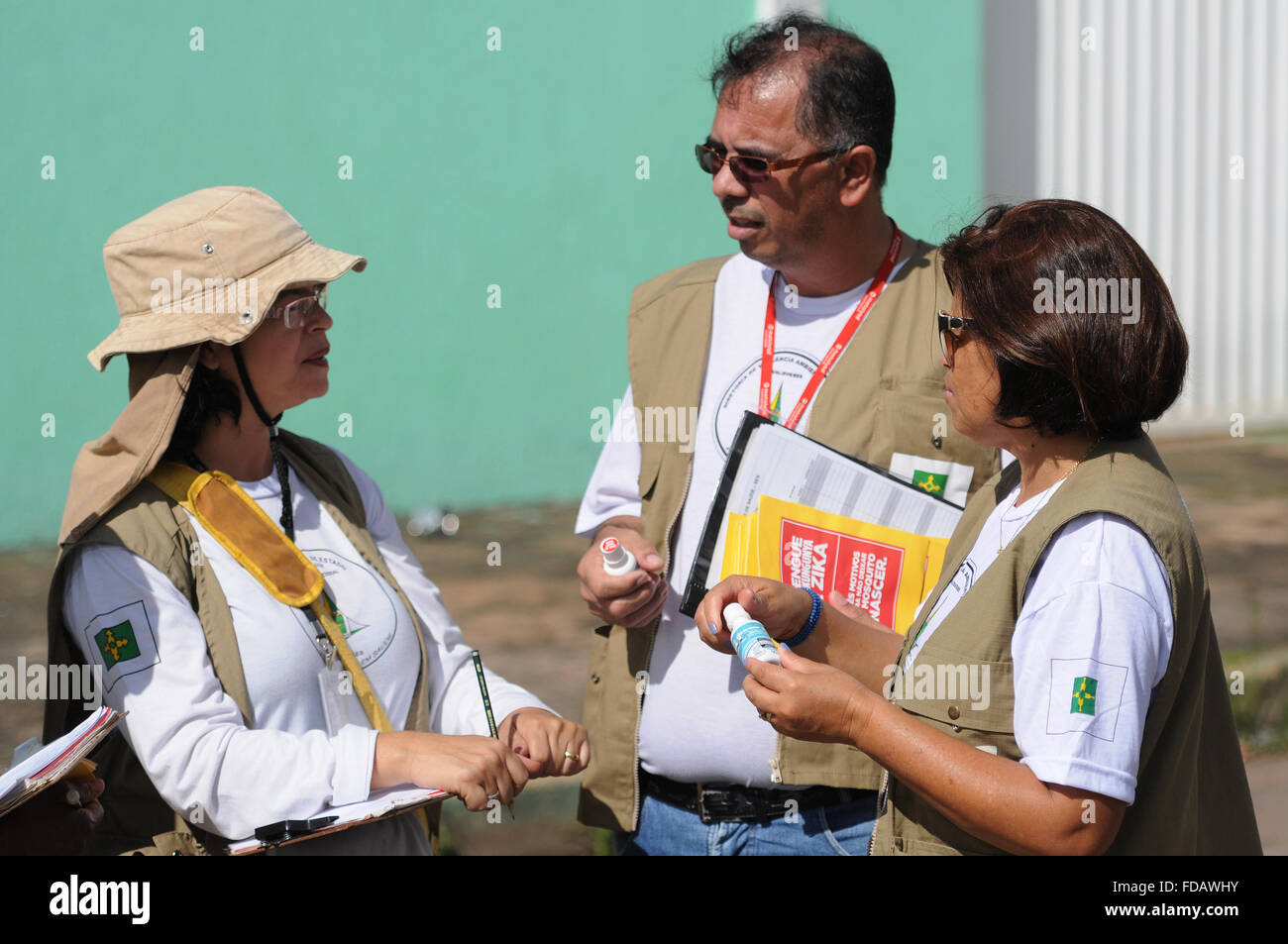 Los trabajadores de vigilancia ambiental de Brasil a prepararse para aplicar larvicida para ayudar a controlar el brote de Zika virus transmitido por el mosquito Aedes aegypti, Enero 28, 2016 en Brasilia, Brasil. Foto de stock