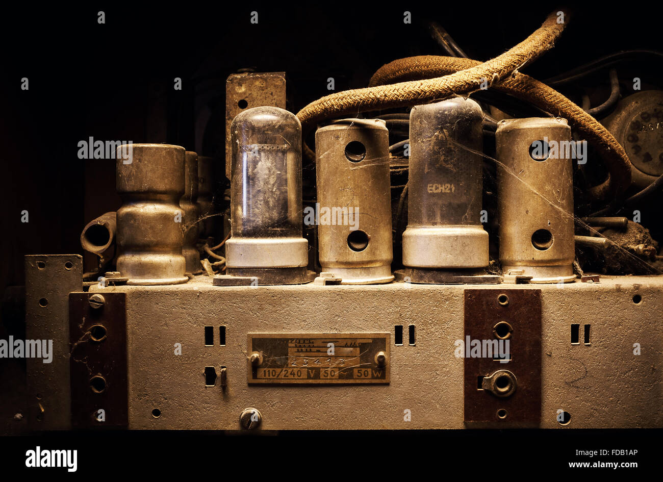 Los tubos viejos y componentes eléctricos de un antiguo amplificador polvoriento. Foto de stock