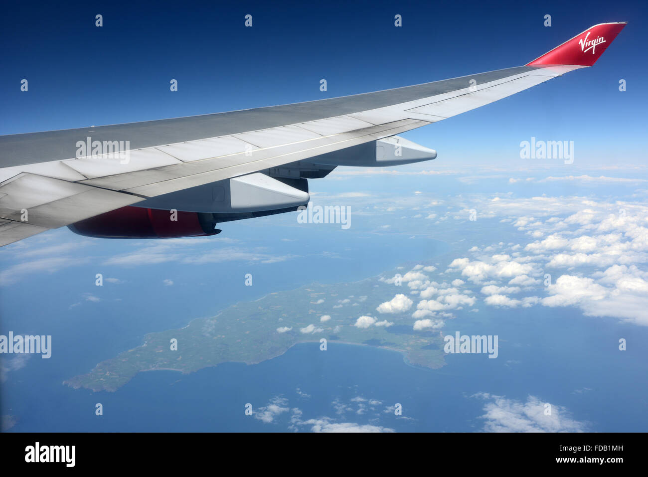 Un Boeing 747 de Virgin Atlantic jefes a lo largo de la costa oeste de Gales en ruta a Nueva York JFK desde Londres Heathrow LHR Foto de stock