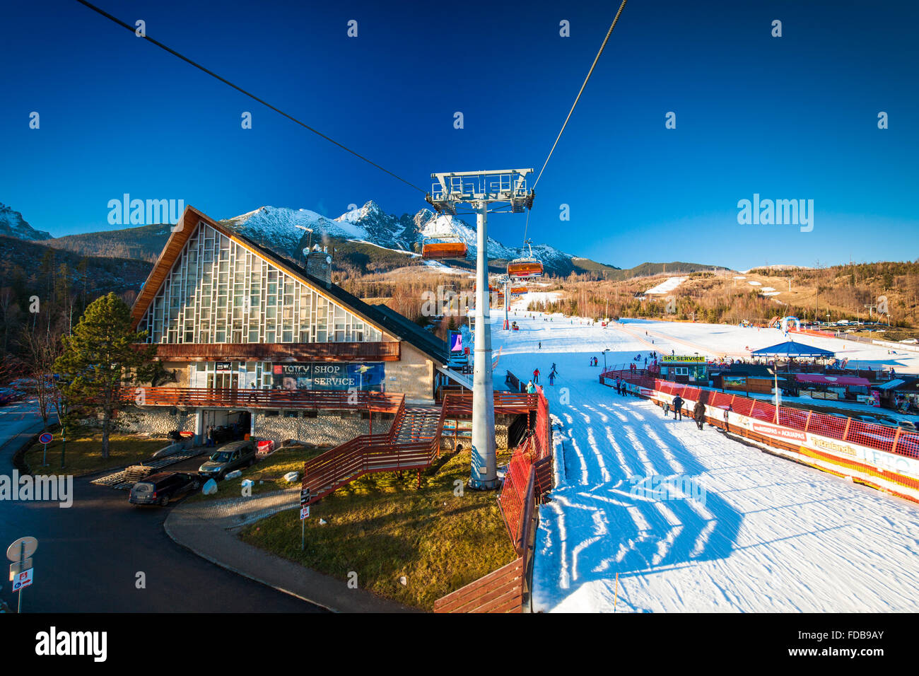 TATRANSKA LOMNICA, Eslovaquia, 23 Dec 2015: teleférico en una popular estación de esquí en Tatranska Lomnica, Altas Tatras, con 6 km de largo do Foto de stock