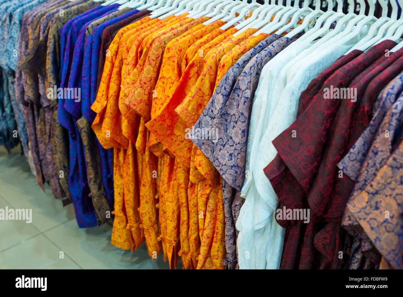 Coloridas camisas de seda, tienda turística, Vietnam Foto de stock