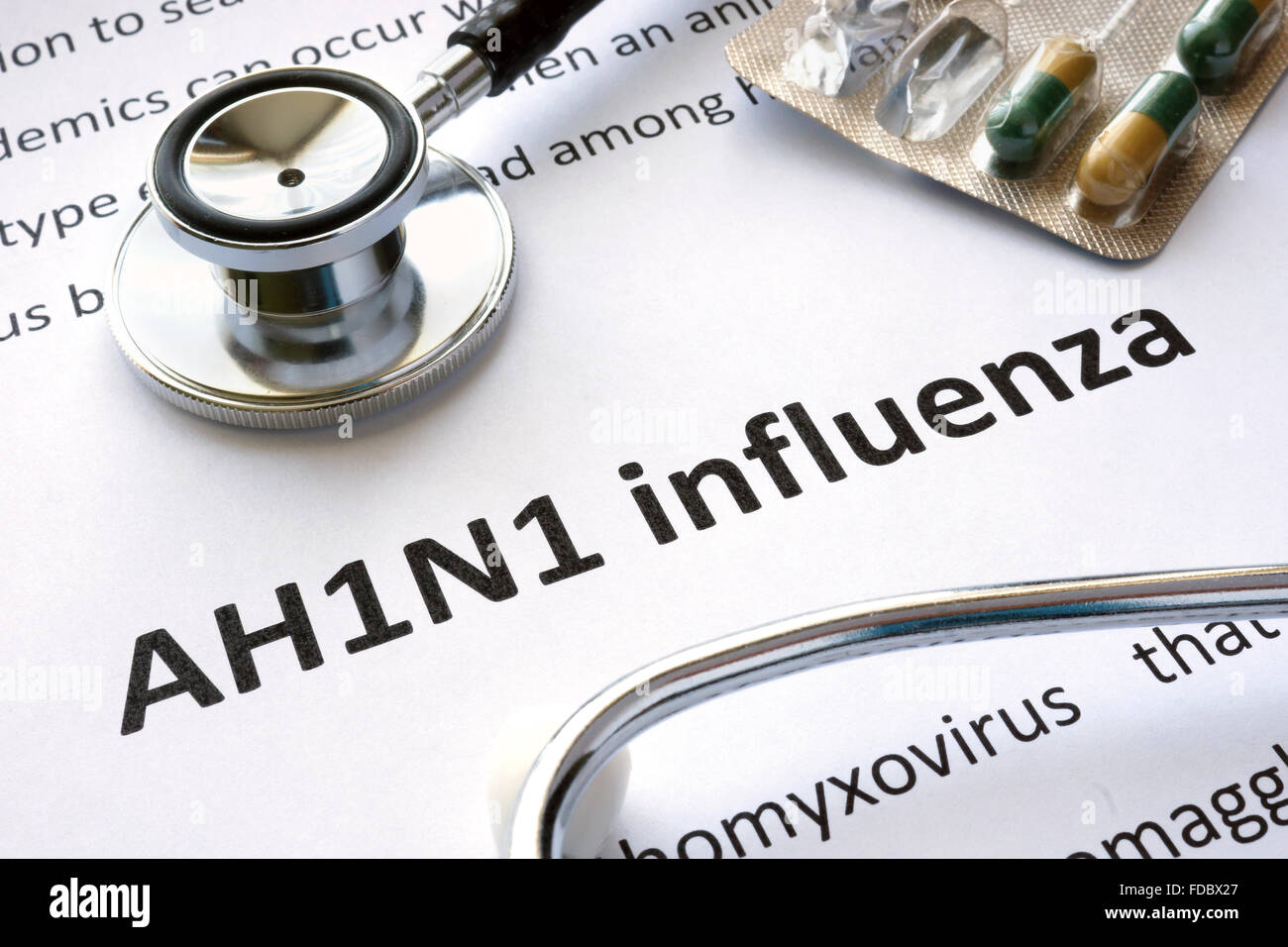 Papel con diagnóstico de influenza AH1N1 y el estetoscopio. Foto de stock