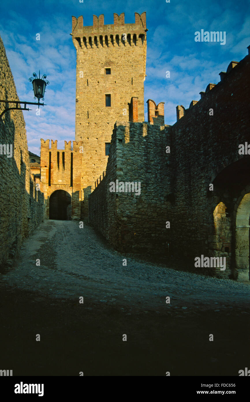 Italia, Emilia Romagna, Vigoleno, castillo, torre Foto de stock