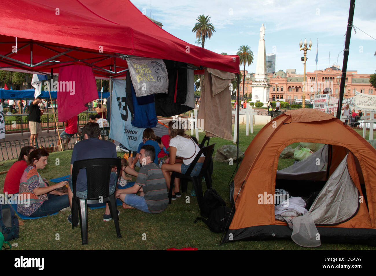 Buenos Aires, Argentina. 29 ene, 2016. Gente acampando en Plaza de Mayo en frente de la Casa Rosada reclamando libre de activista social Milagro Sala detenido en Jujuy. Crédito: Néstor J. Beremblum/Alamy Live News Foto de stock