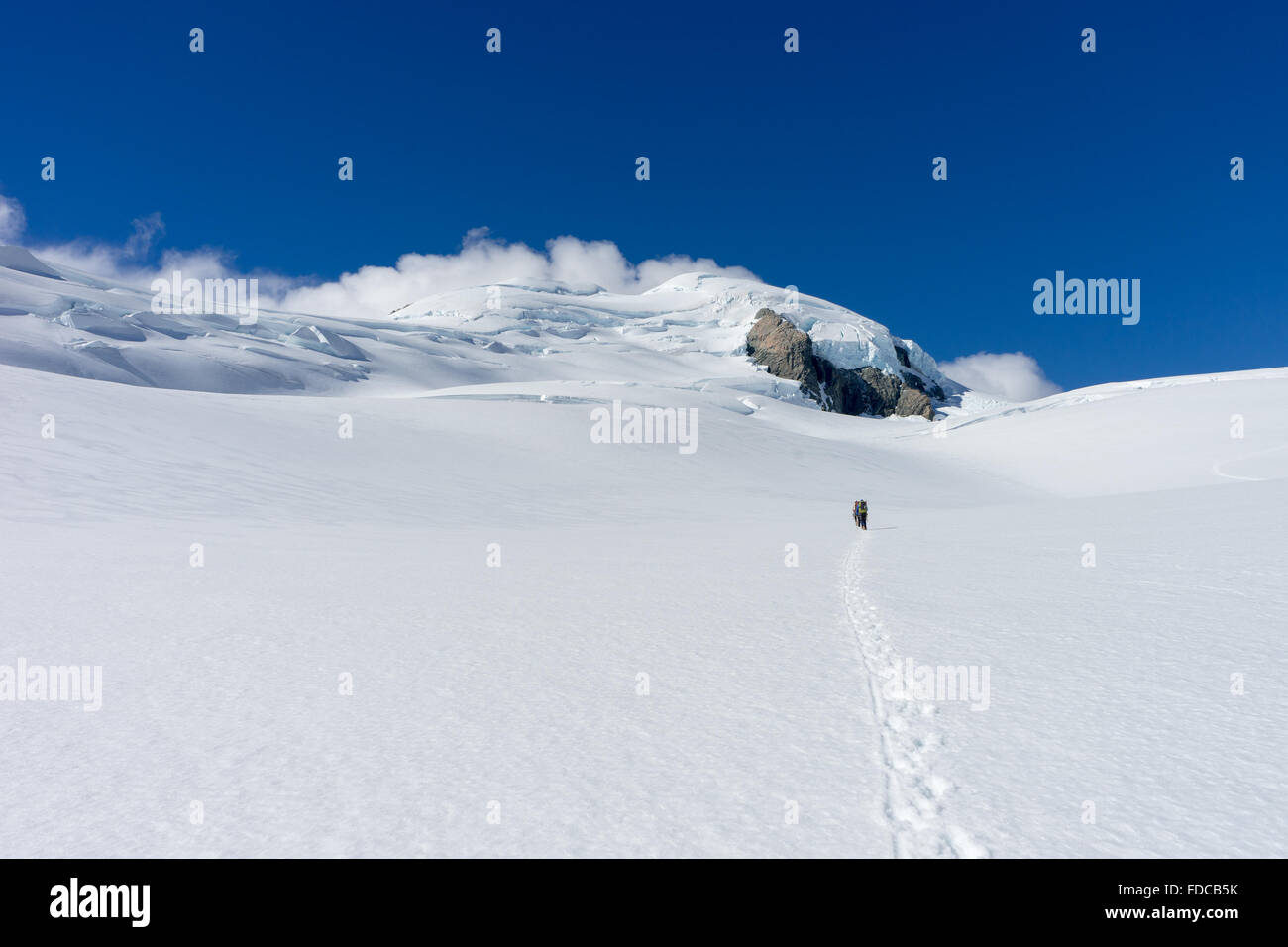 La gente caminando entre las nieves de las montañas de Nueva Zelanda Foto de stock