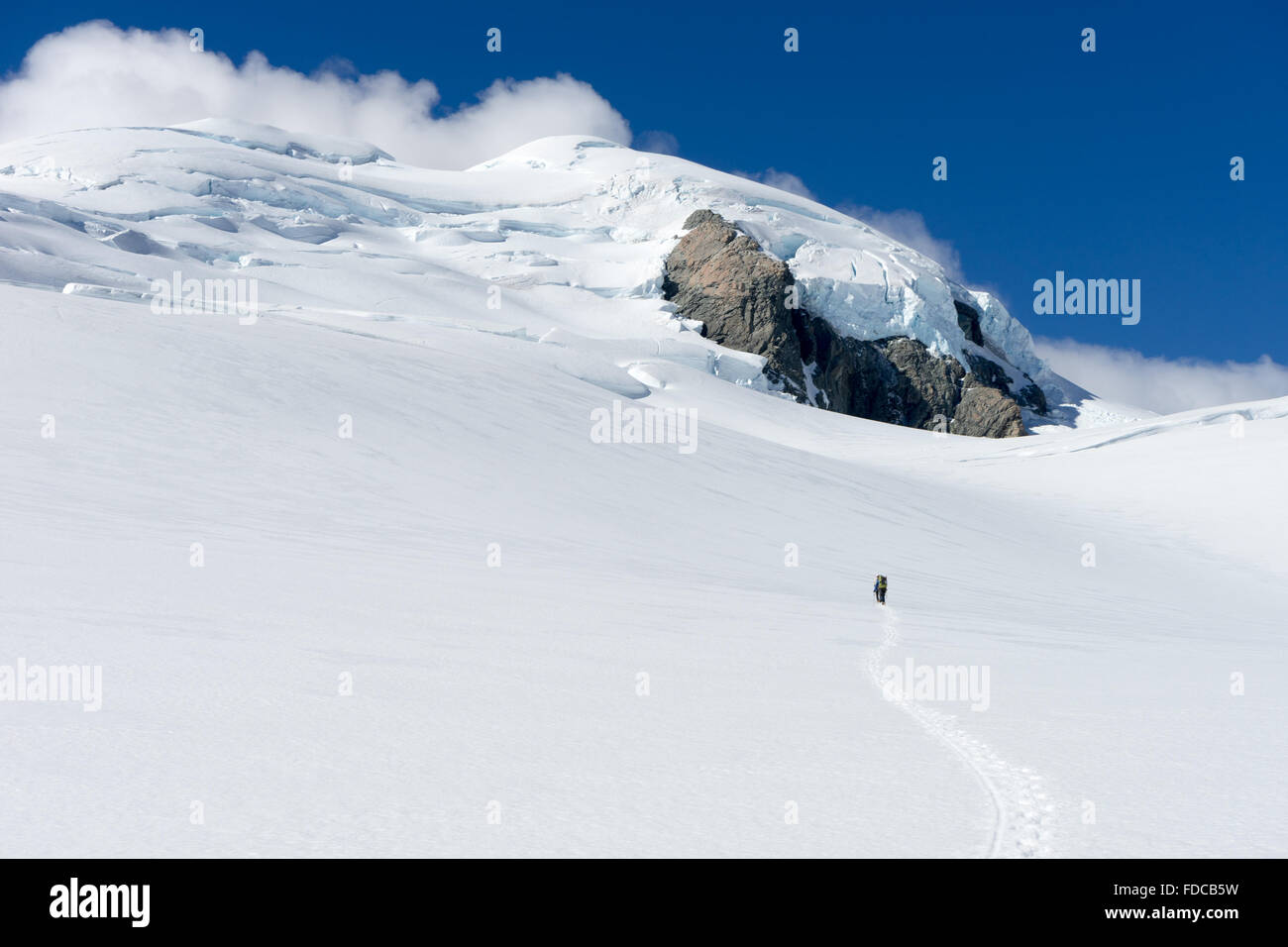 Hombre caminando entre las nieves de las montañas de Nueva Zelanda Foto de stock