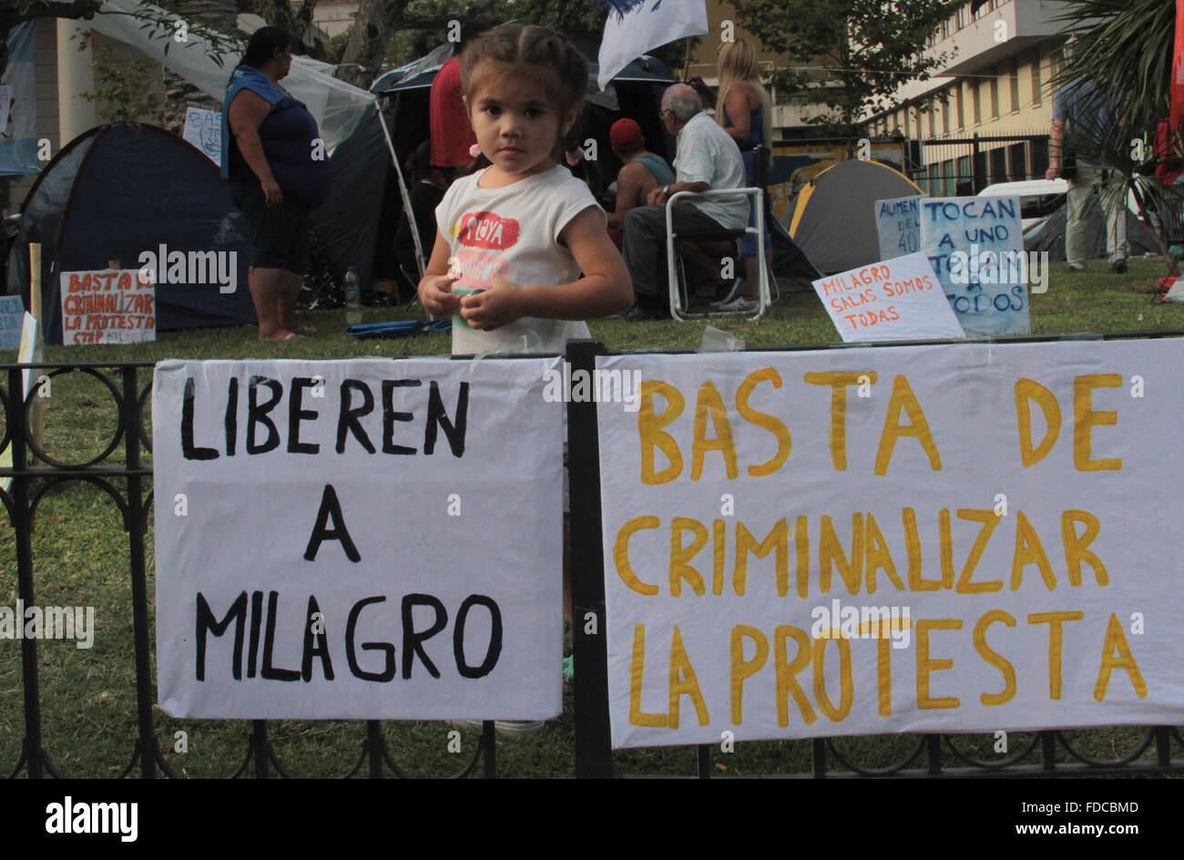 Buenos Aires, Argentina. 29 ene, 2016. Gente acampando en Plaza de Mayo en frente de la Casa Rosada reclamando libre de activista social Milagro Sala detenido en Jujuy. Crédito: Néstor J. Beremblum/Alamy Live News Foto de stock