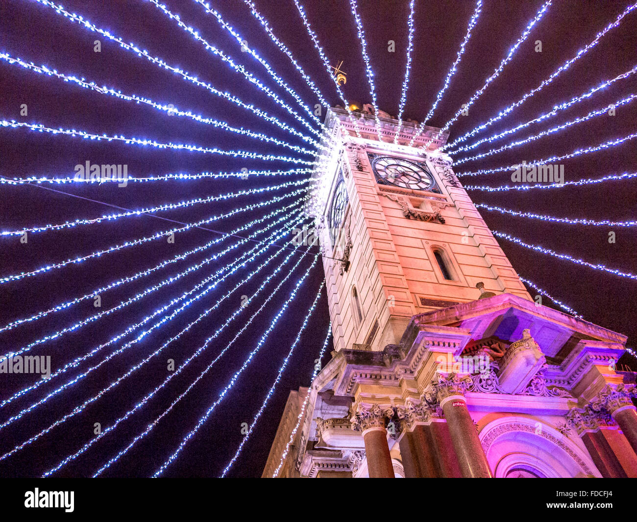 El clocktower en Brighton decorado para la Navidad. Foto de stock