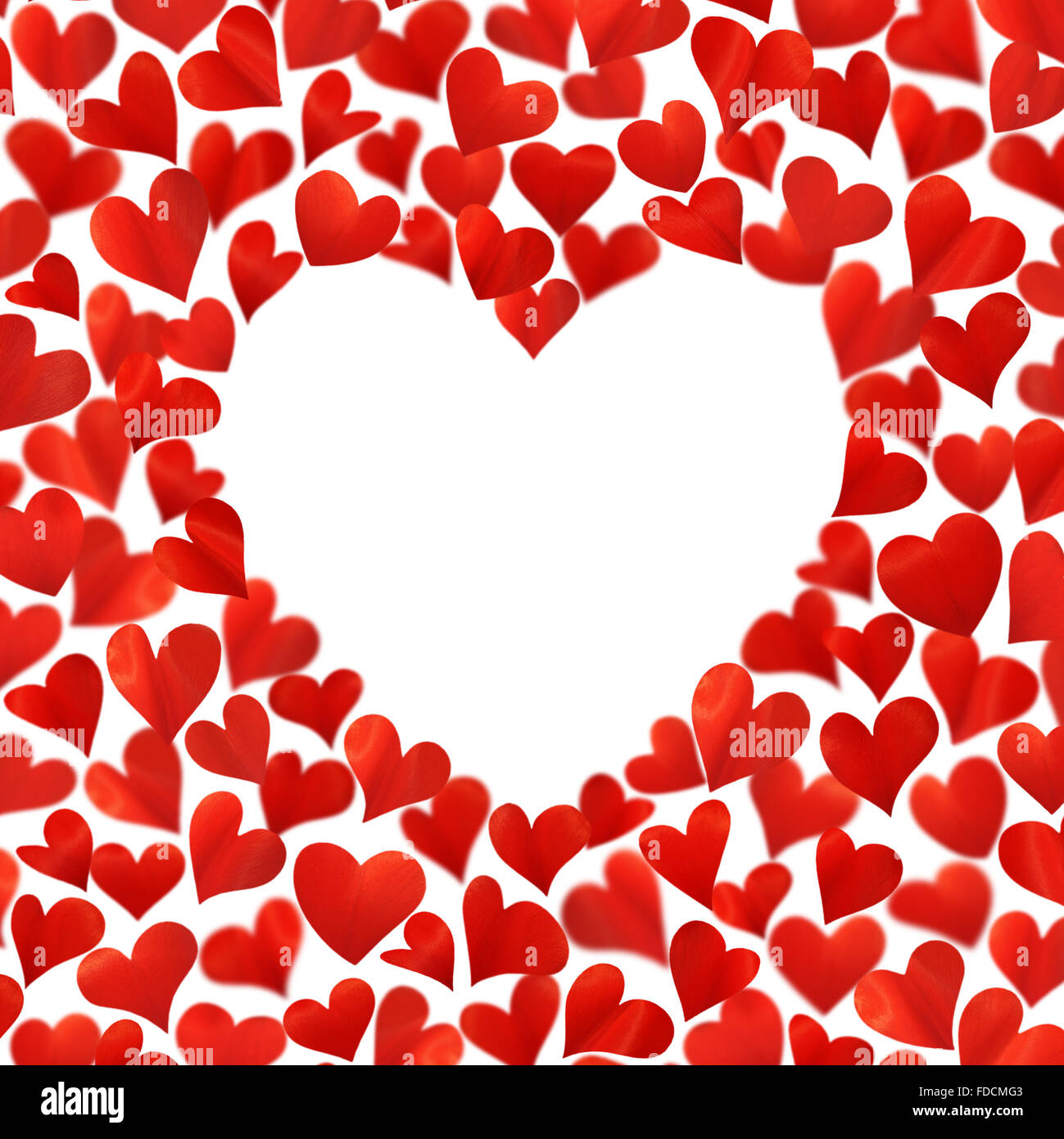 Fondo con corazones rojos en 3D, un espacio vacío para el texto en forma de corazón, aislado sobre fondo blanco, tarjeta de cumpleaños, espacio de copia Foto de stock
